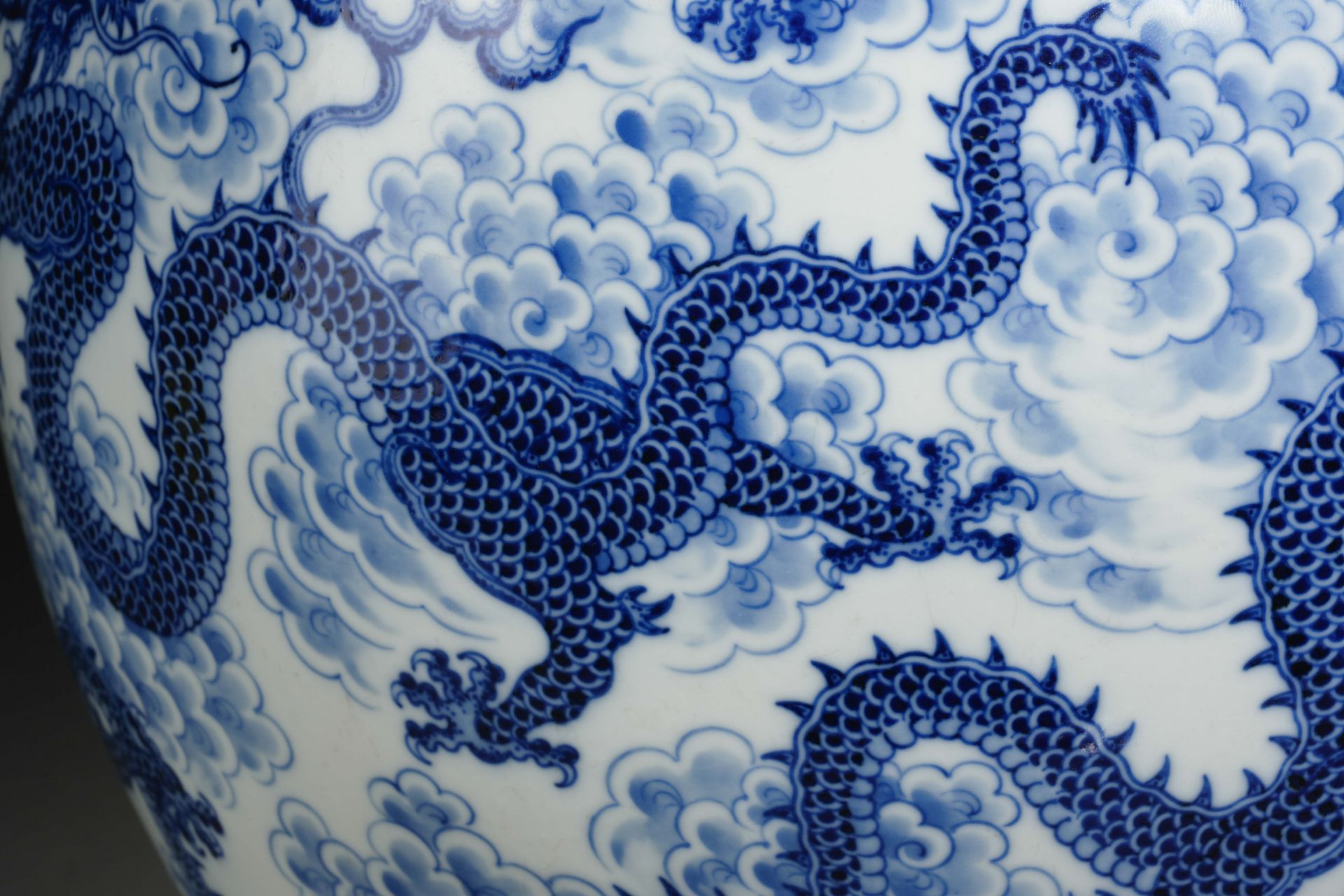 A Chinese Blue and White Dragons Vase - Bild 12 aus 19