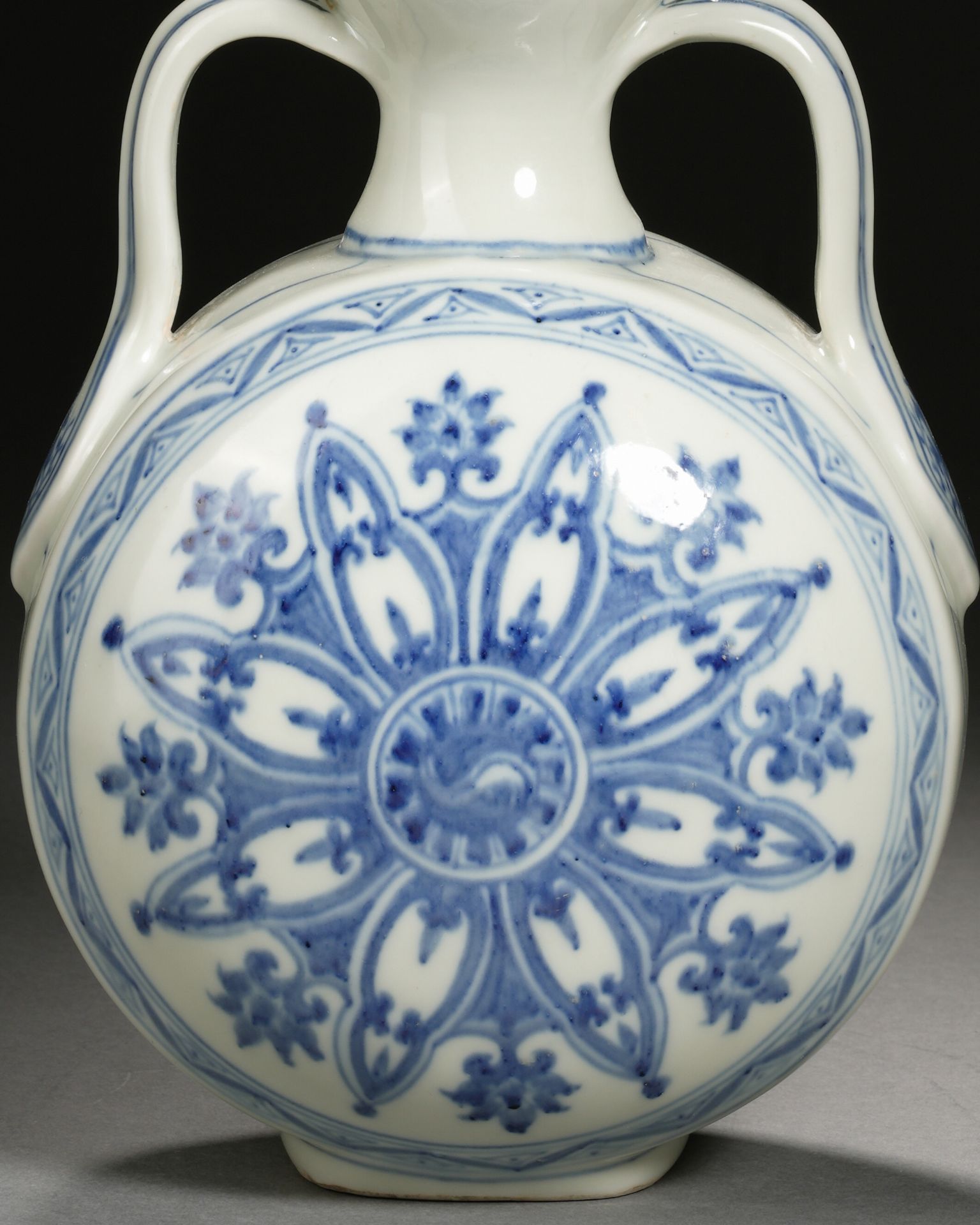 A Chinese Blue and White Moon Flask - Bild 5 aus 10