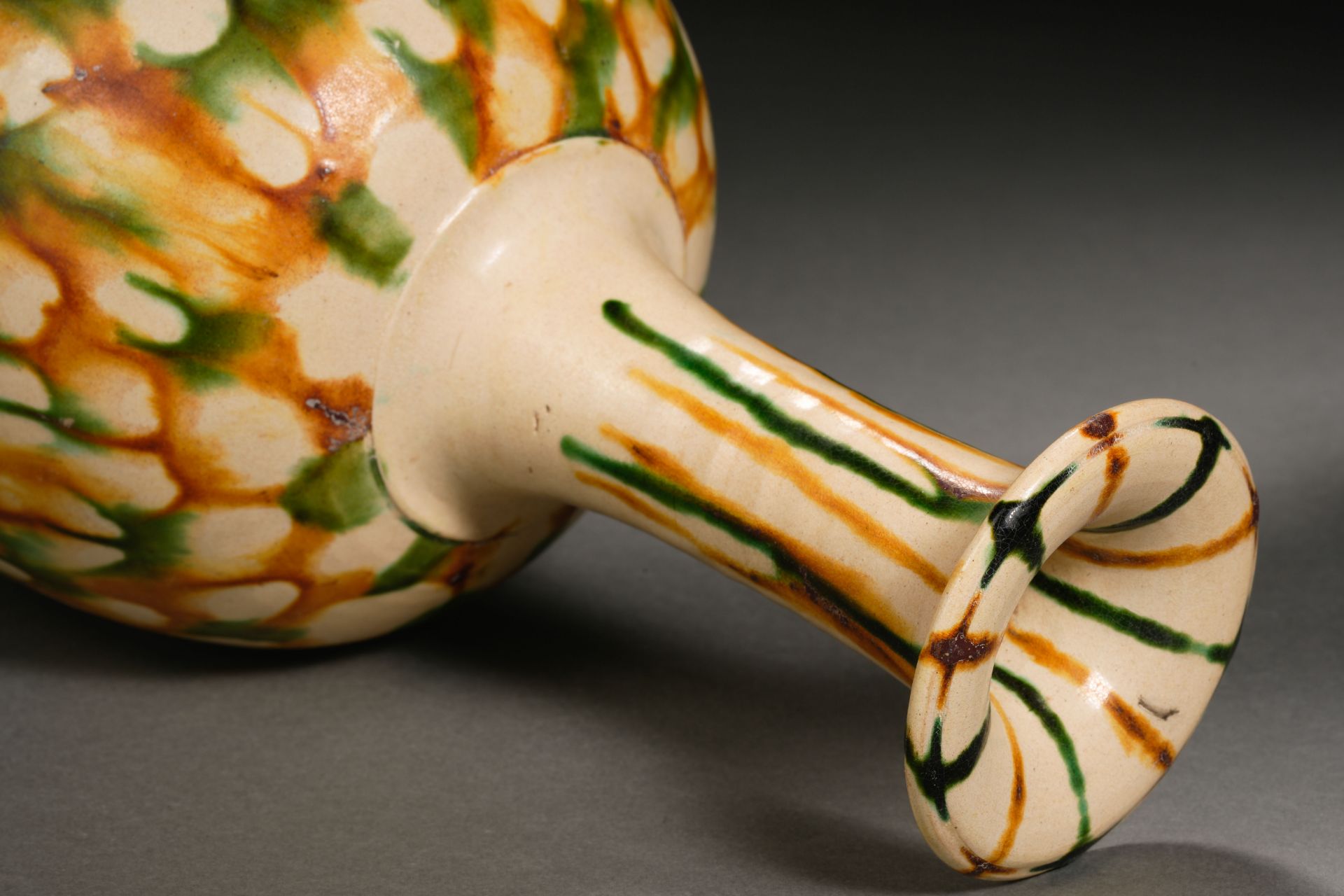 A Chinese Sancai Glaze Pottery Vase - Bild 8 aus 9