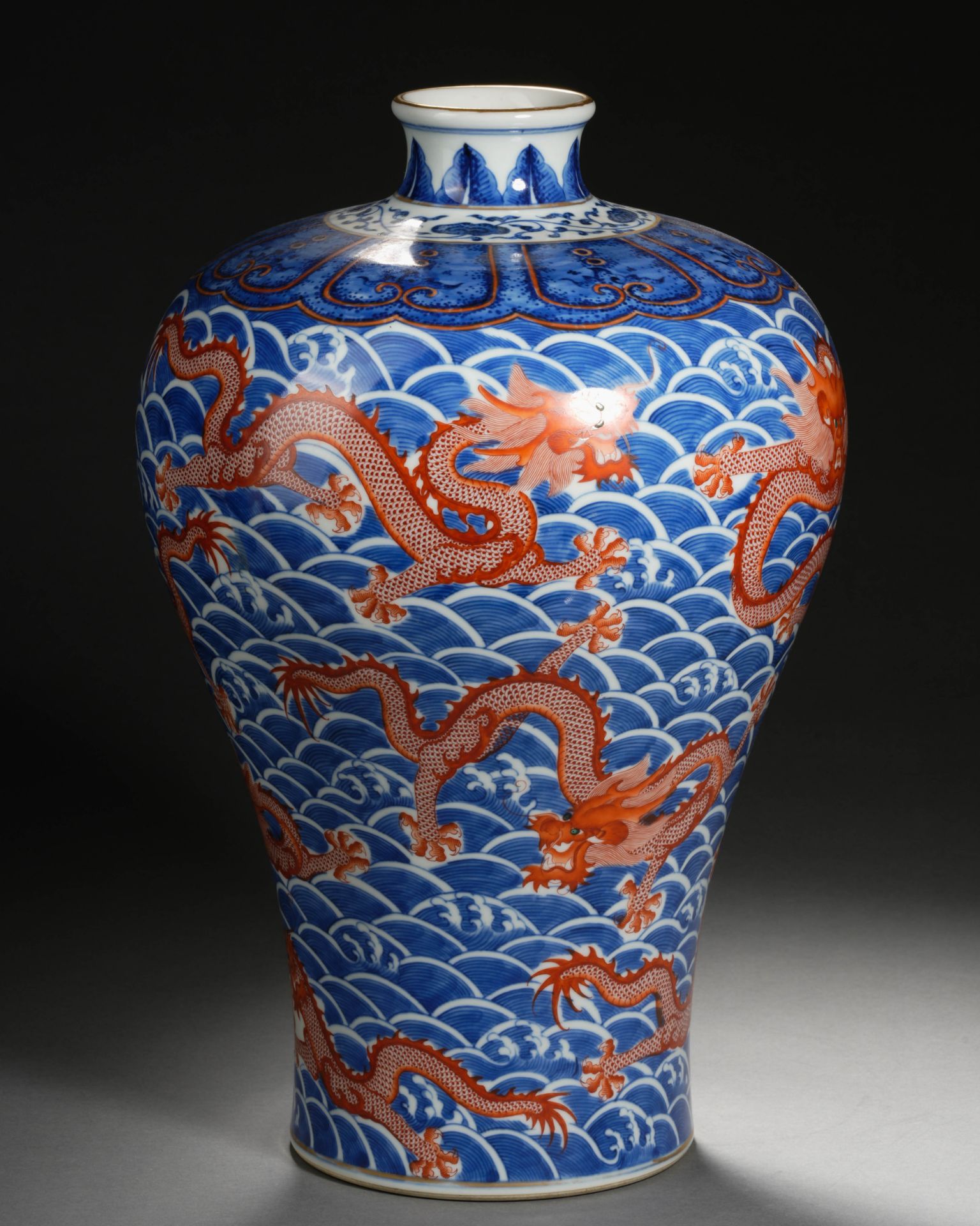 A Chinese Underglaze Blue and Iron Red Vase Meiping - Bild 10 aus 12