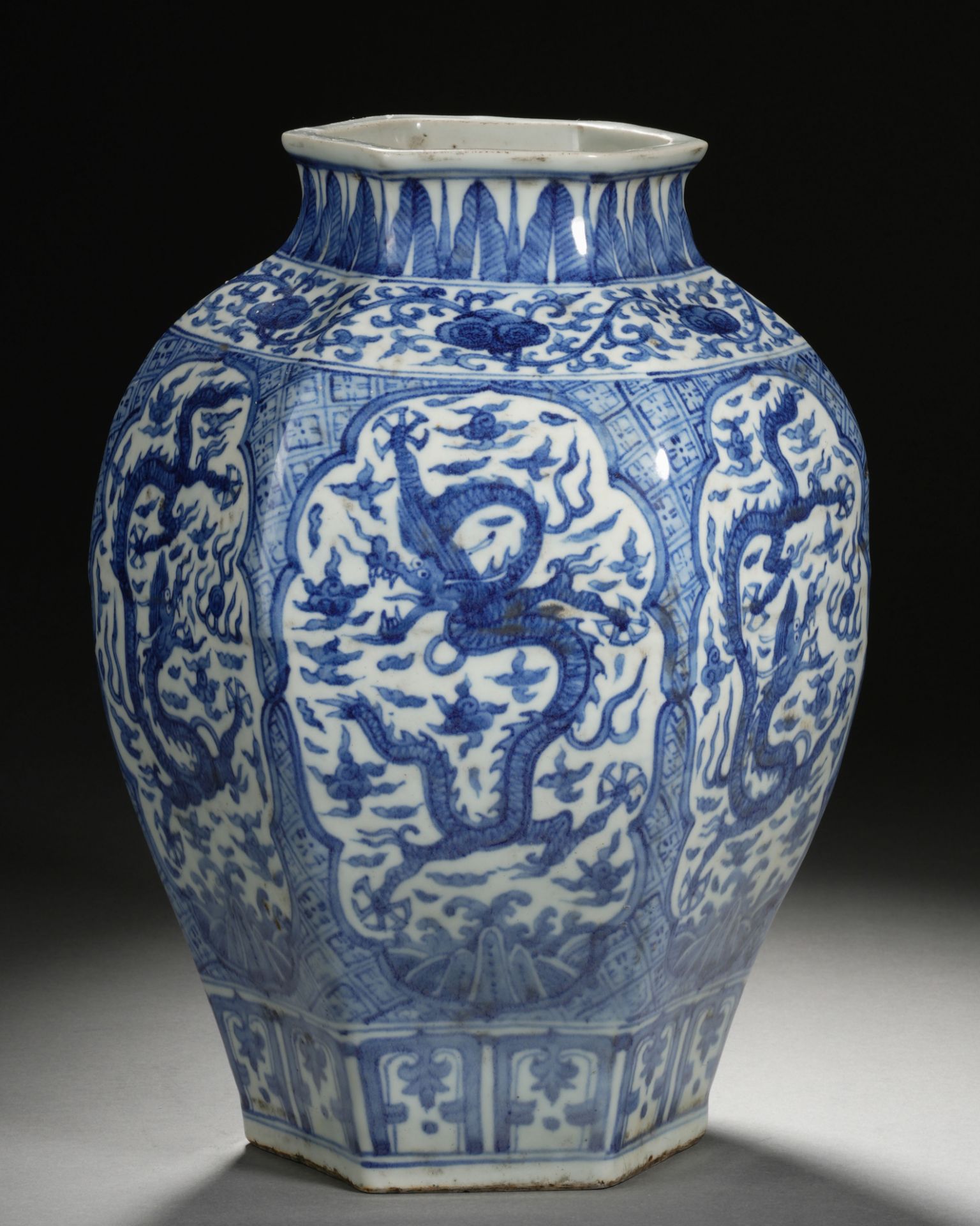 A Chinese Blue and White Dragon Vase - Bild 8 aus 11