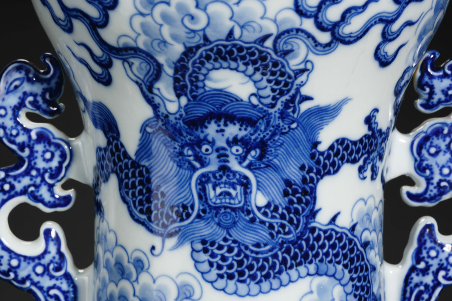 A Chinese Blue and White Dragons Vase - Bild 16 aus 19