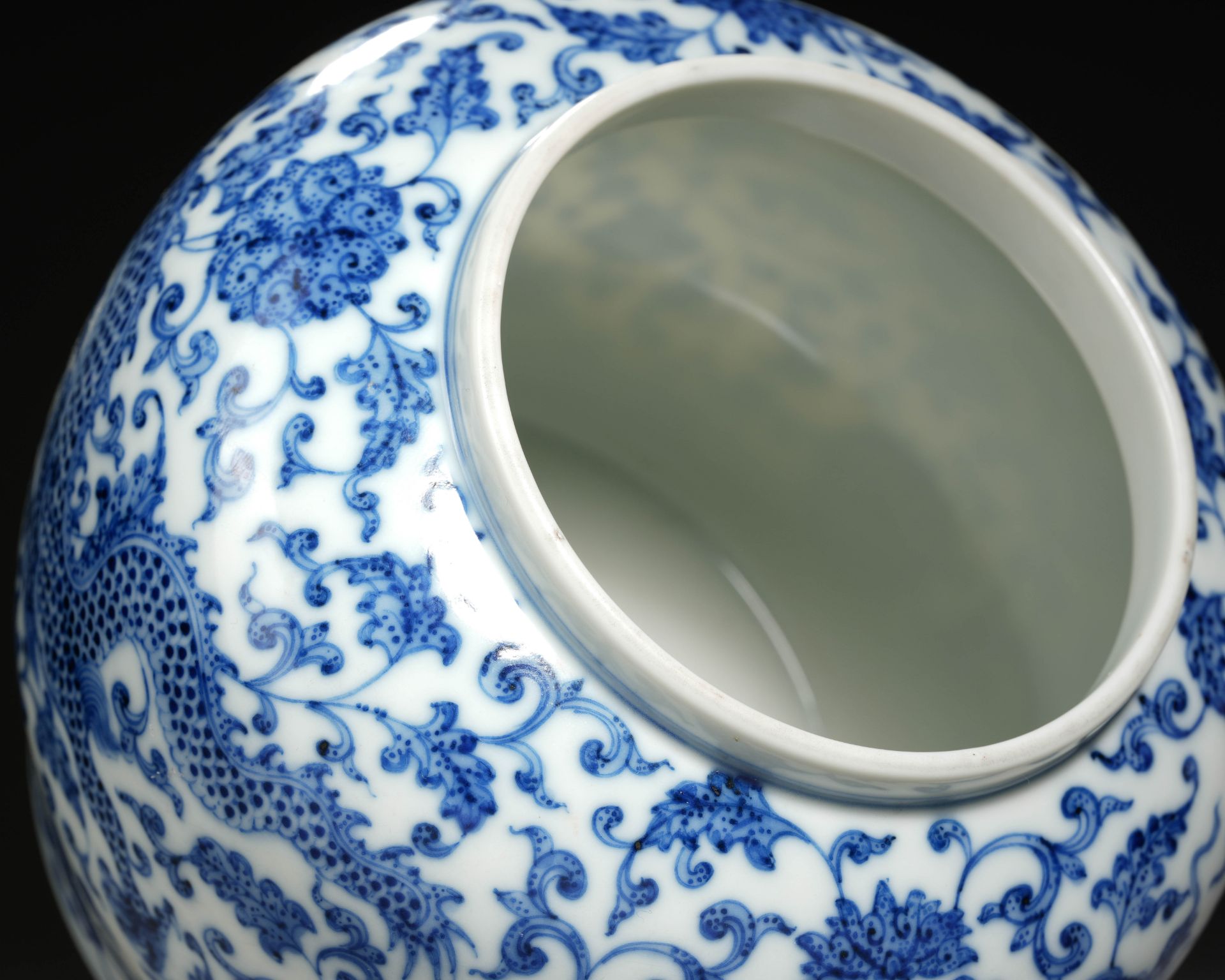 A Chinese Blue and White Dragon Jar with Cover - Bild 8 aus 9