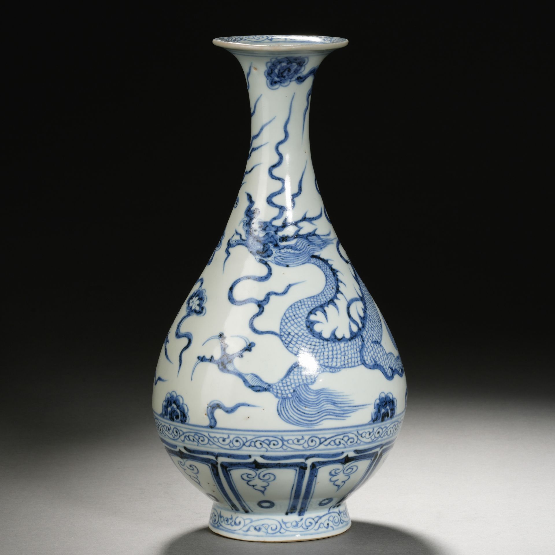 A Chinese Blue and White Dragon Vase Yuhuchunping - Image 2 of 11