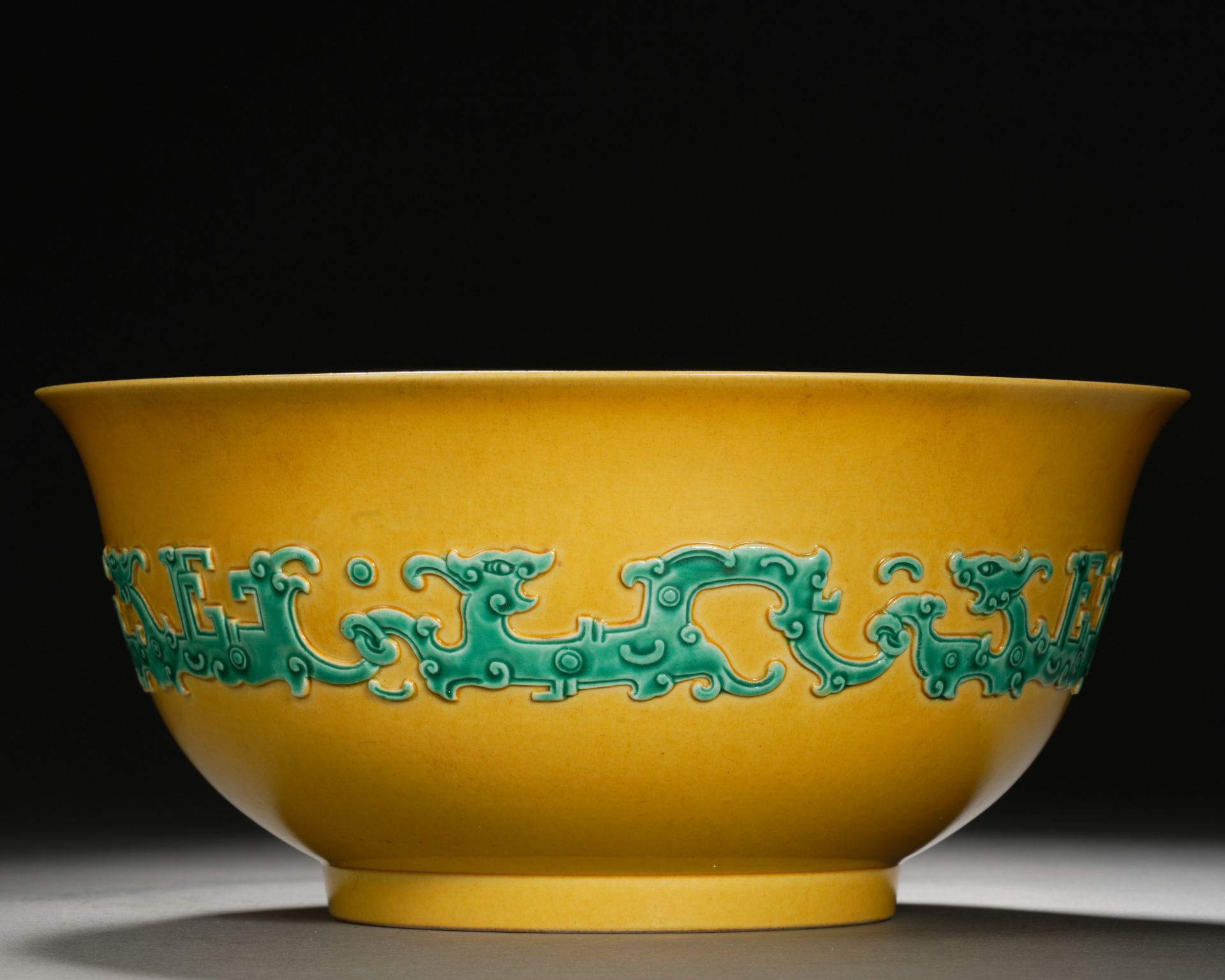 A Chinese Yellow Ground and Green Enamel Dragon Bowl - Bild 4 aus 8