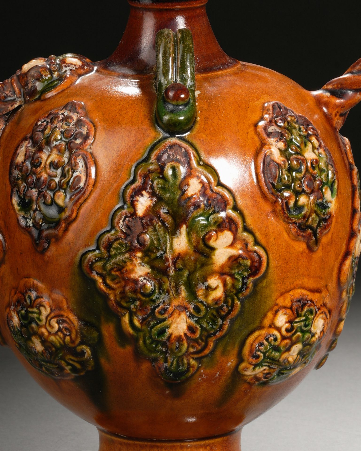 A Chinese Sancai Glaze Pottery Ewer - Image 4 of 13