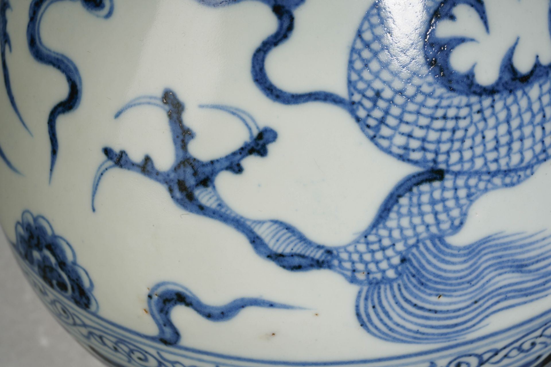 A Chinese Blue and White Dragon Vase Yuhuchunping - Image 6 of 11