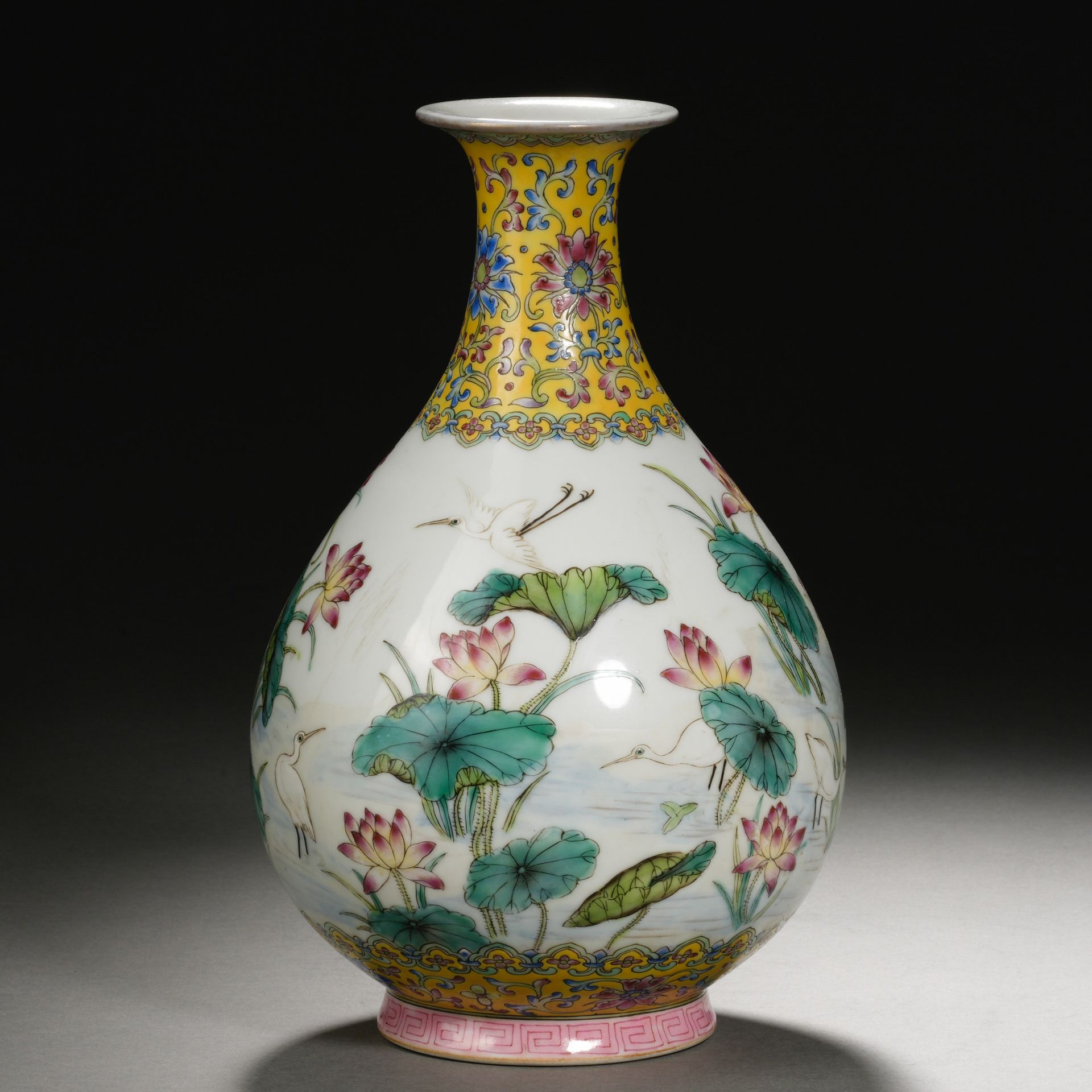 A Chinese Famille Rose and Gilt Vase Yuhuchunping - Bild 2 aus 11