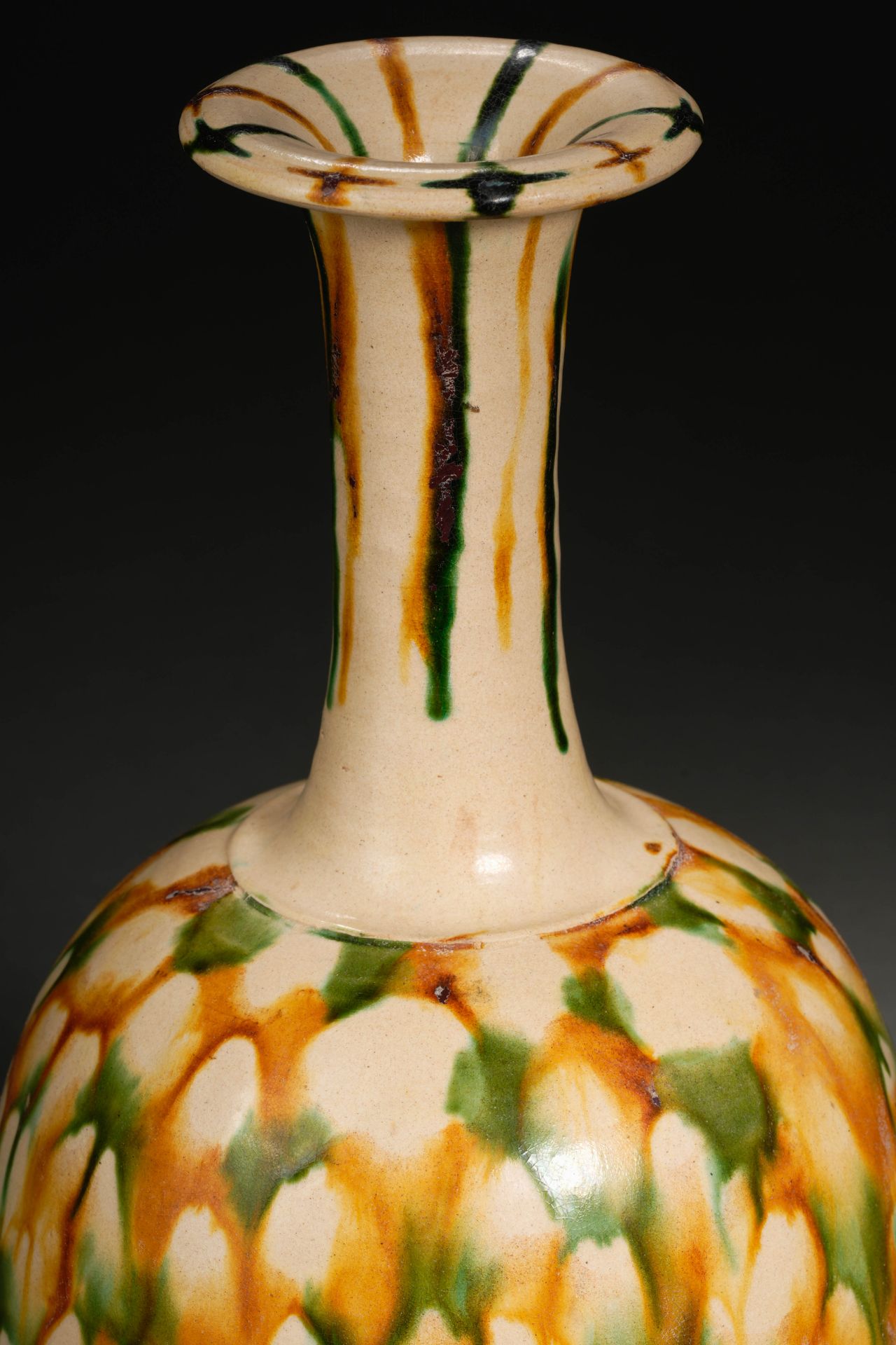 A Chinese Sancai Glaze Pottery Vase - Image 7 of 9