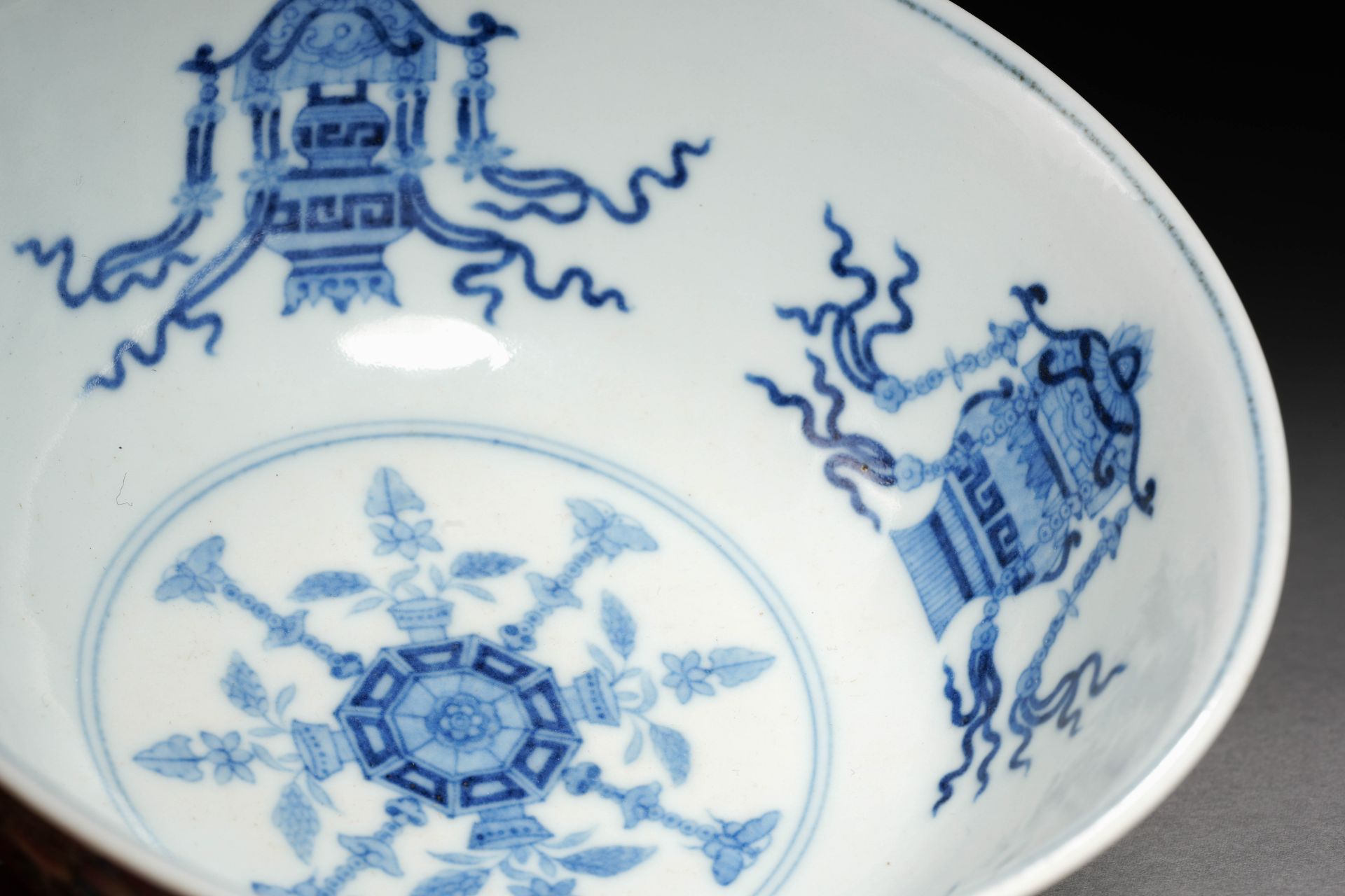 A Chinese Famille Rose Medallion Bowl - Bild 7 aus 11