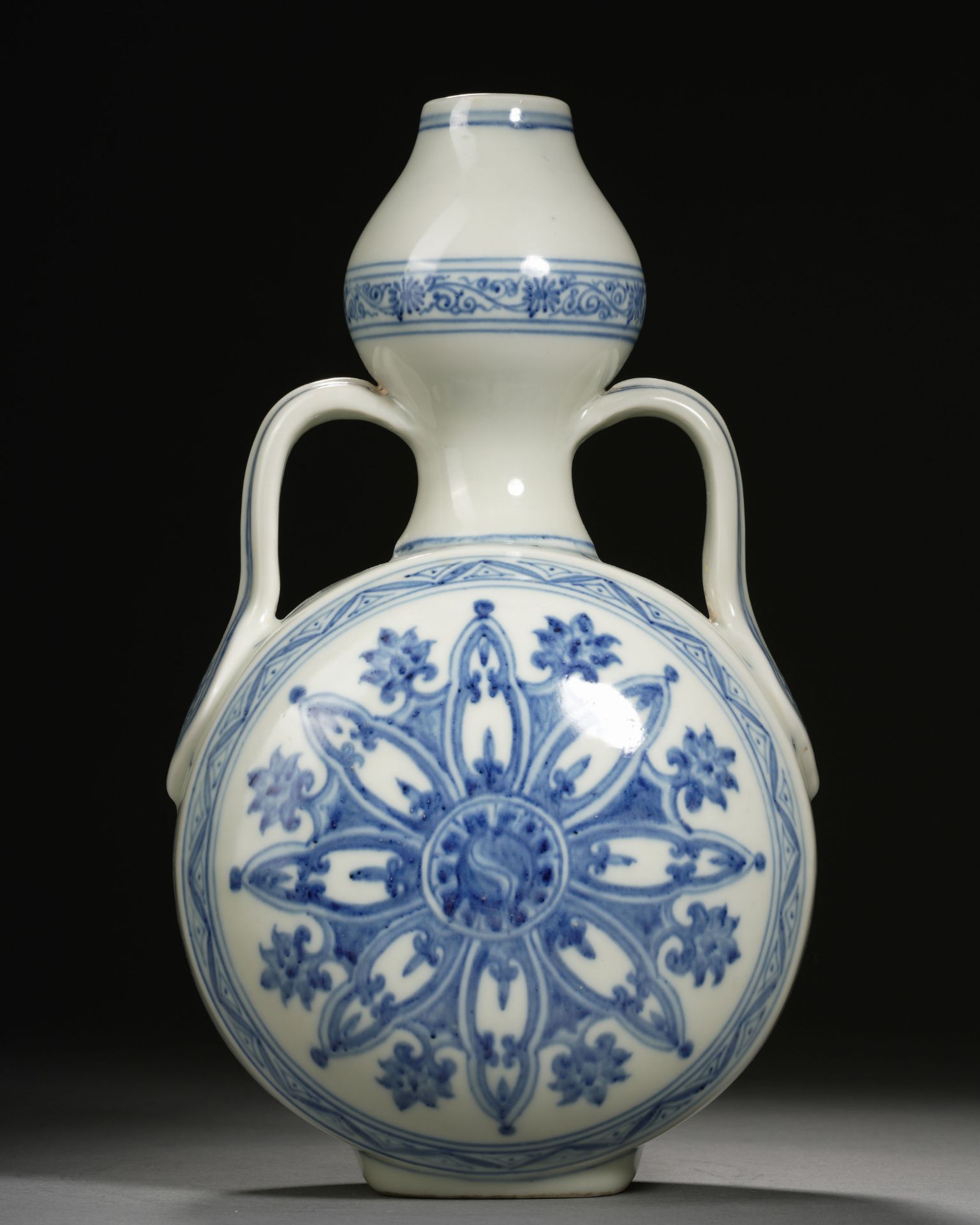 A Chinese Blue and White Moon Flask - Bild 7 aus 10