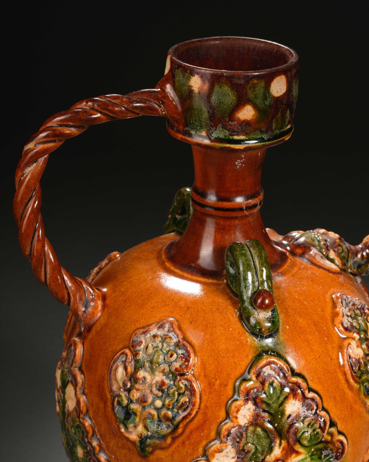 A Chinese Sancai Glaze Pottery Ewer - Image 9 of 13