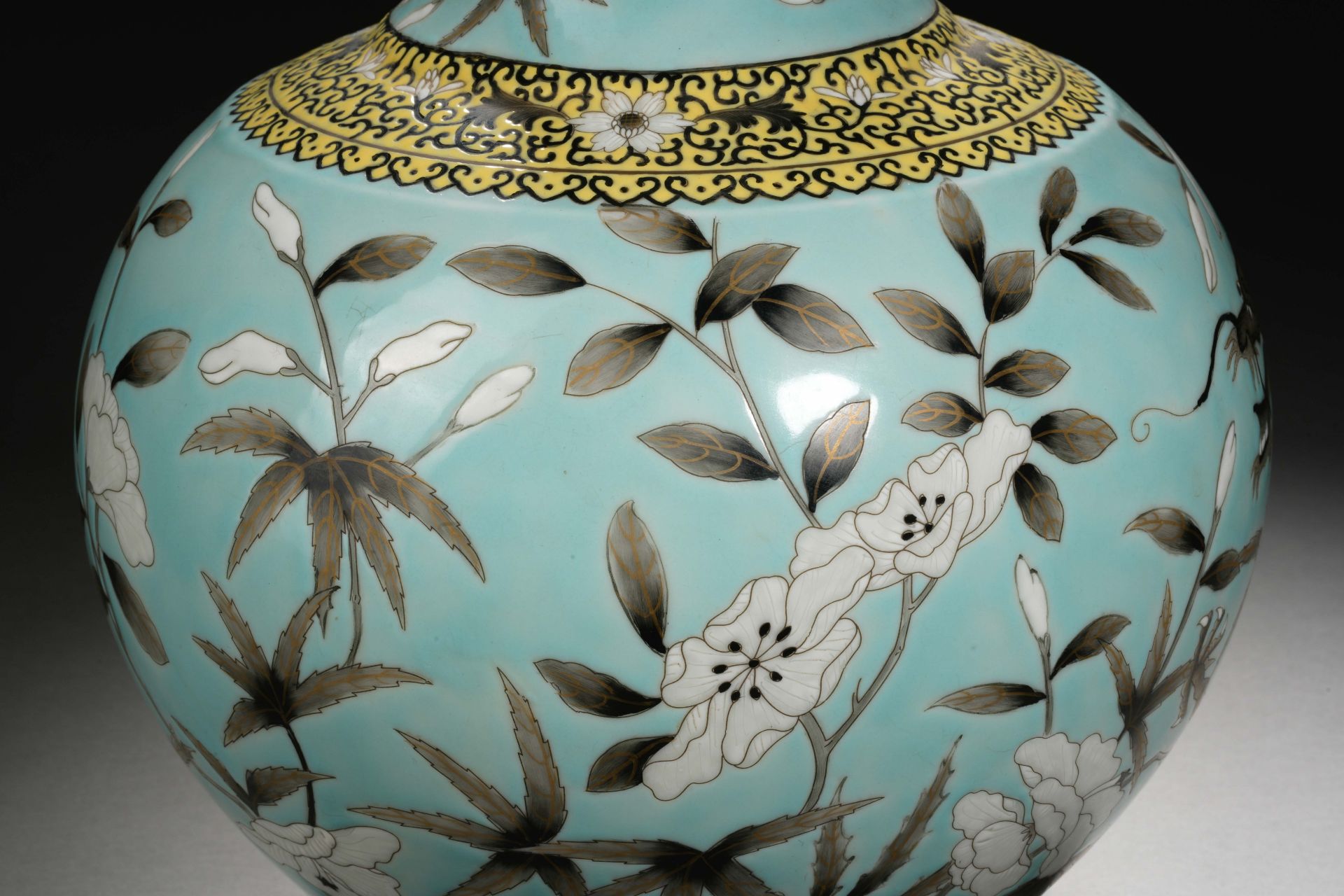 A Chinese Turquoise Ground and Grisaille Glaze Decorative Vase - Image 8 of 12