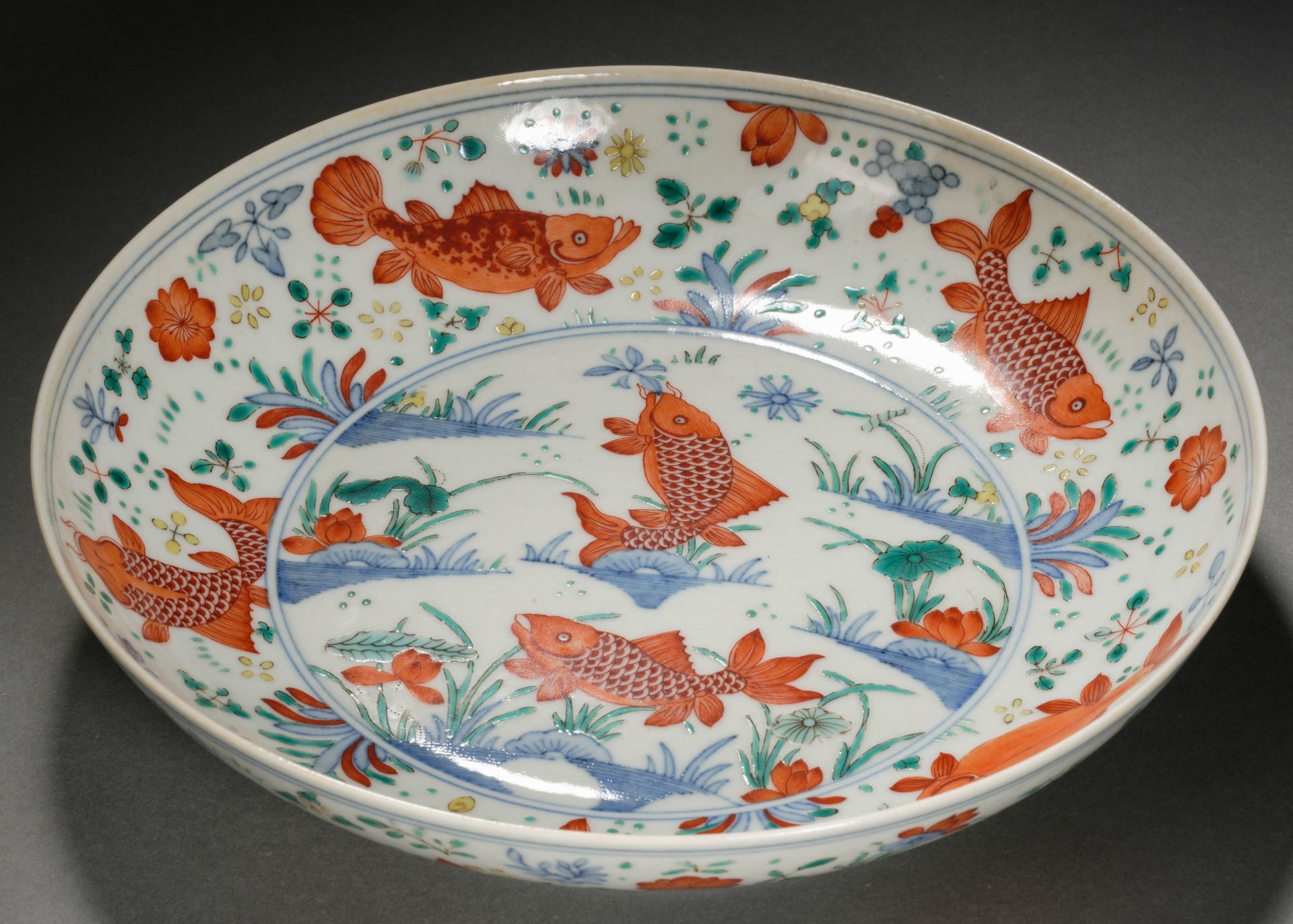 A Chinese Famille Verte Lotus Pond Plate - Bild 4 aus 12