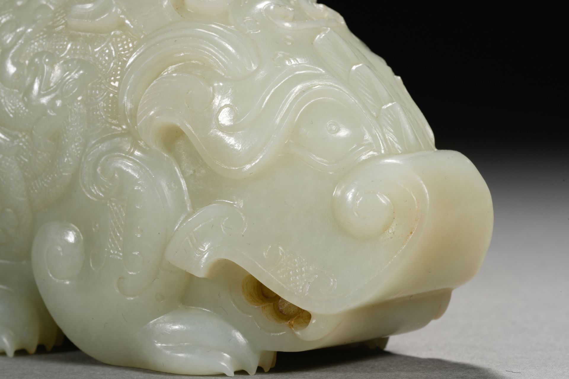 A Chinese Carved Jade Mythical Beast - Bild 5 aus 10