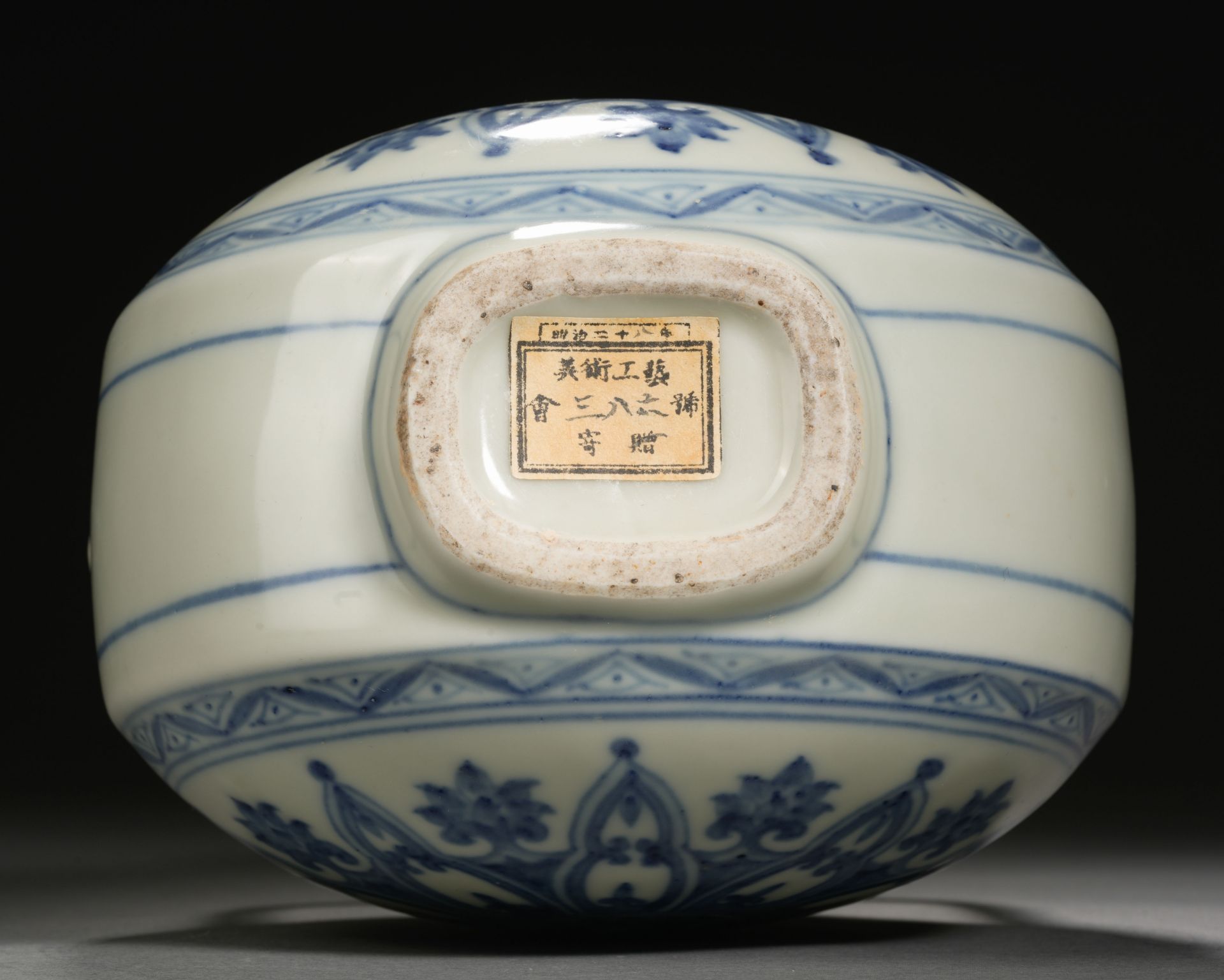 A Chinese Blue and White Moon Flask - Bild 10 aus 10