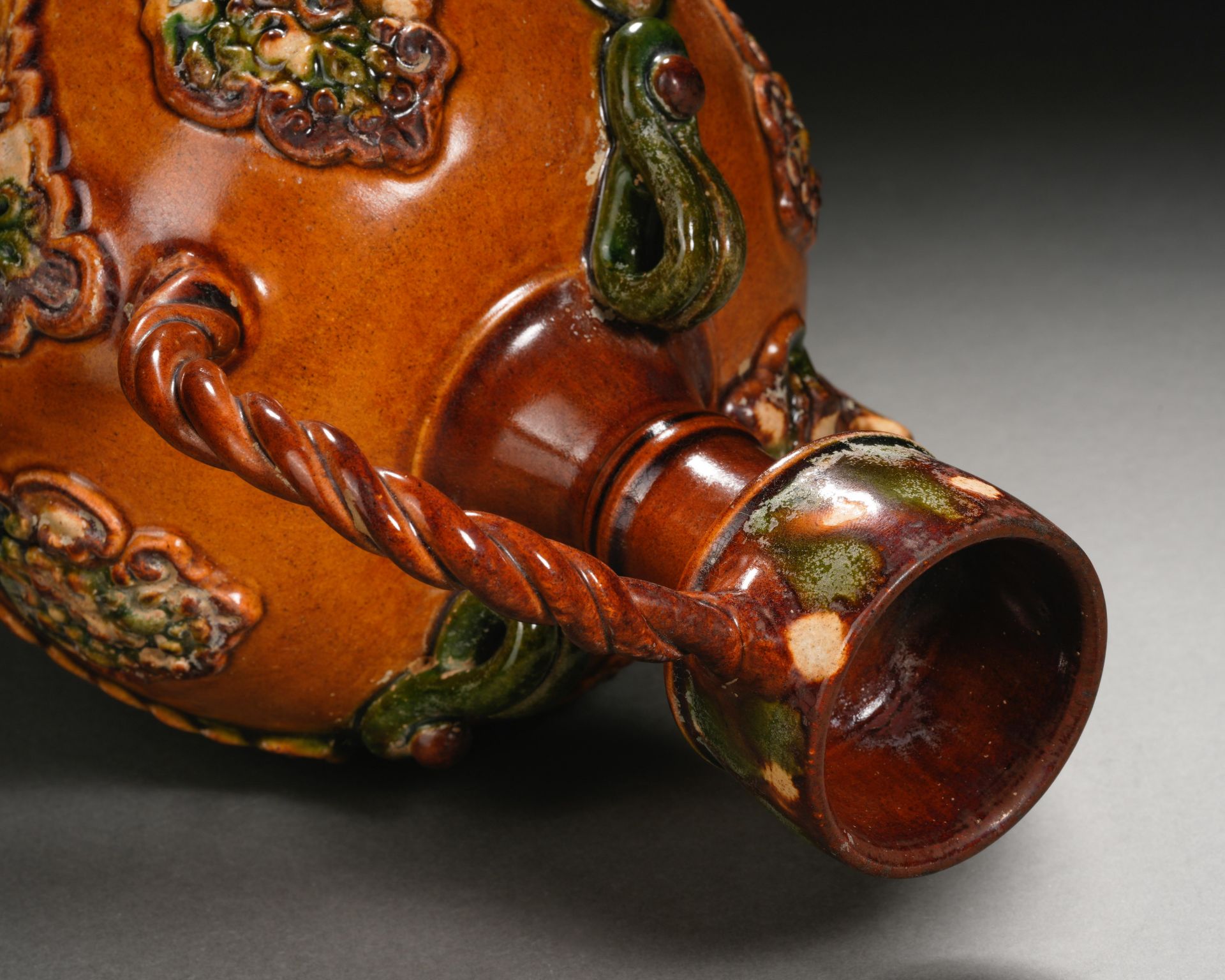 A Chinese Sancai Glaze Pottery Ewer - Image 12 of 13