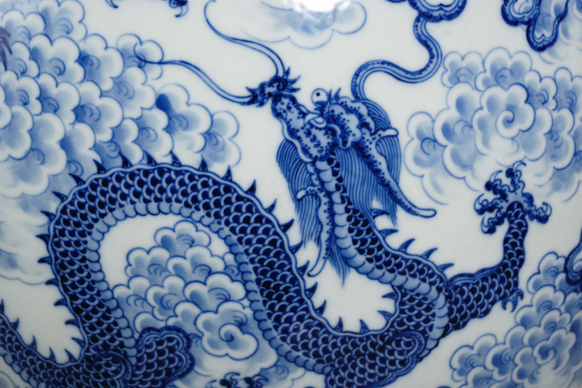 A Chinese Blue and White Dragons Vase - Bild 14 aus 19