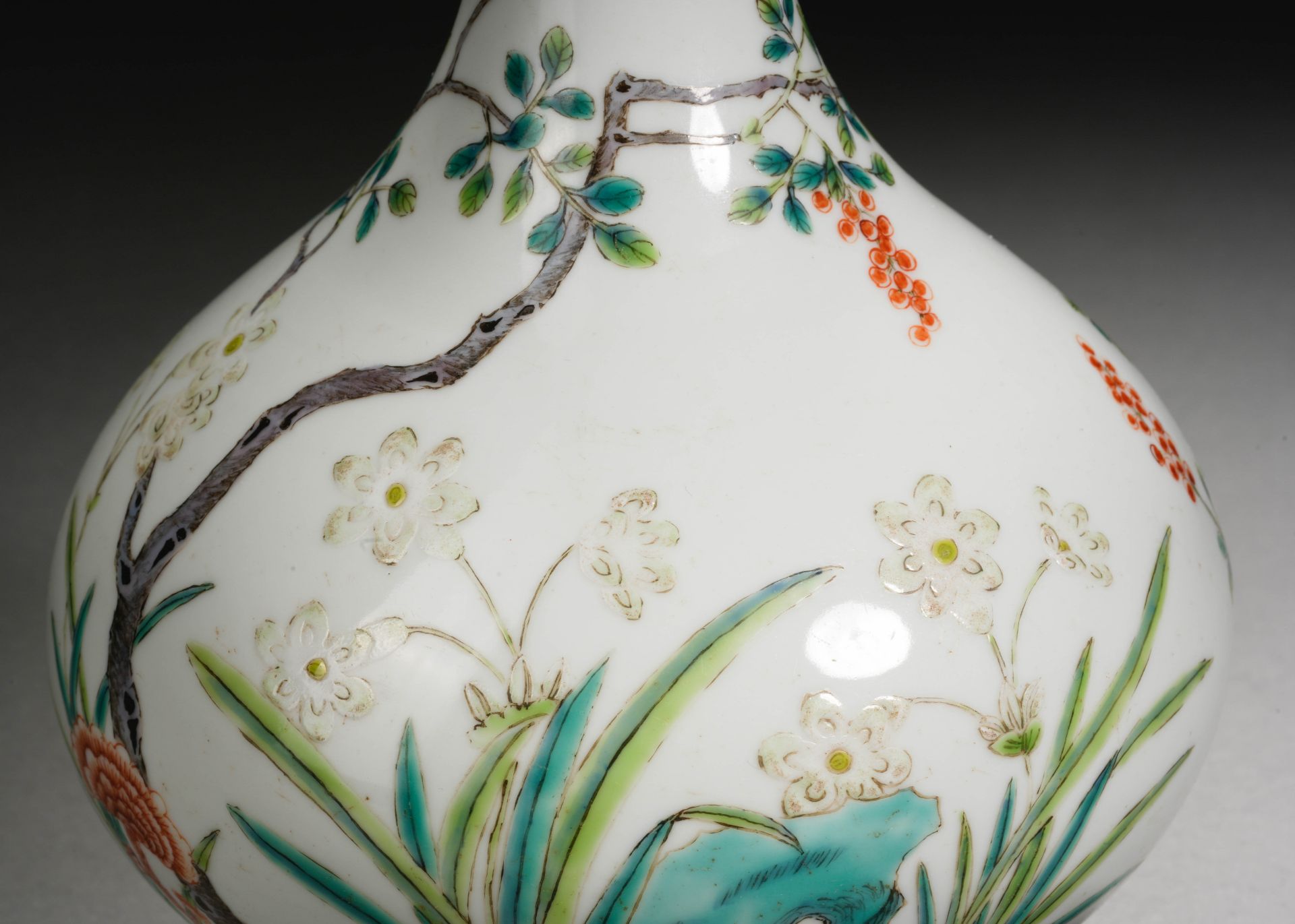 A Chinese Famille Rose Garlic Head Vase - Bild 7 aus 10