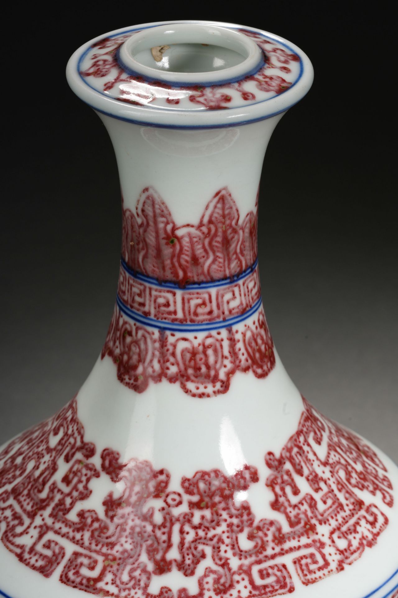 A Chinese Underglaze Blue and Copper Red Vase - Bild 6 aus 9