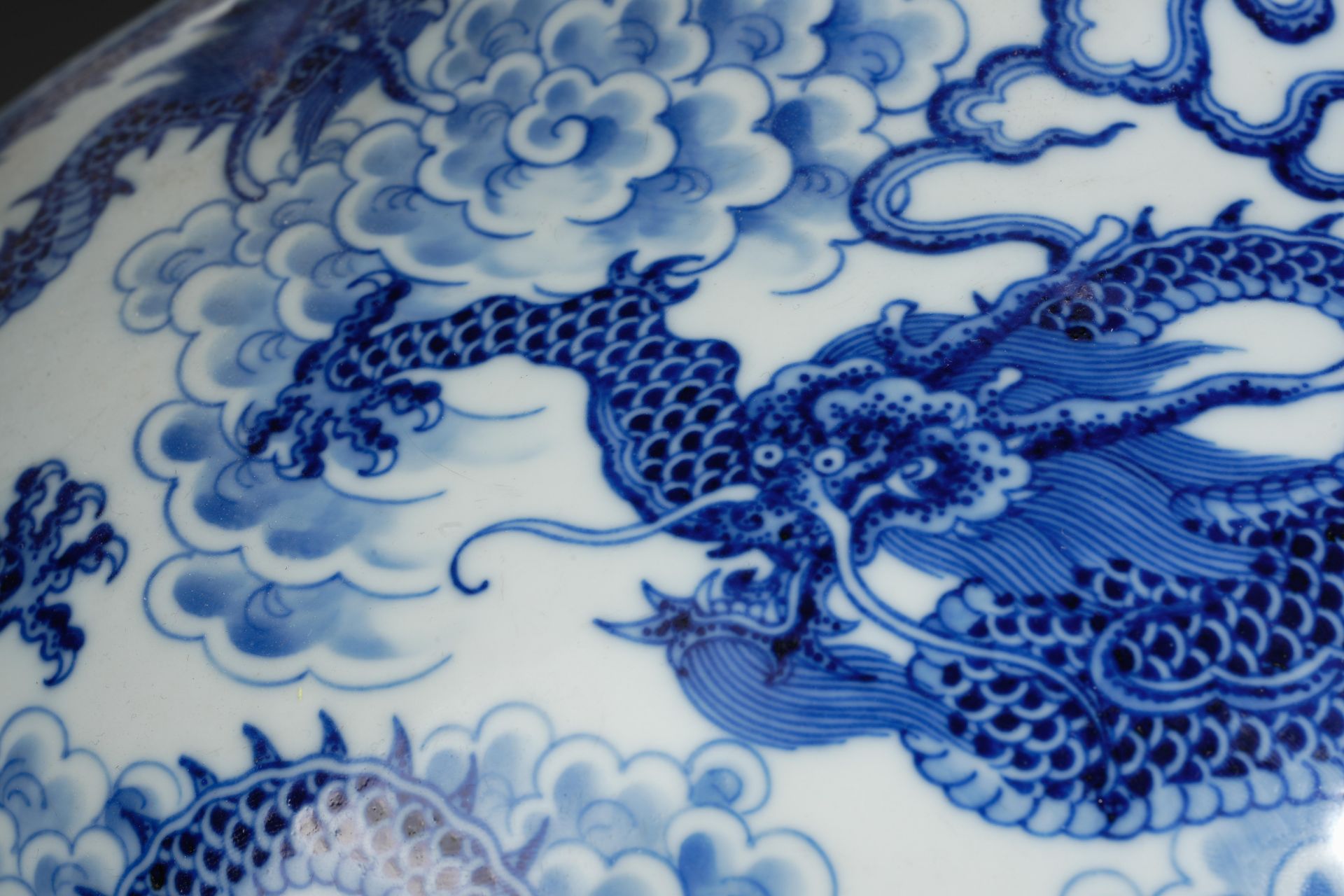 A Chinese Blue and White Dragons Vase - Bild 7 aus 19