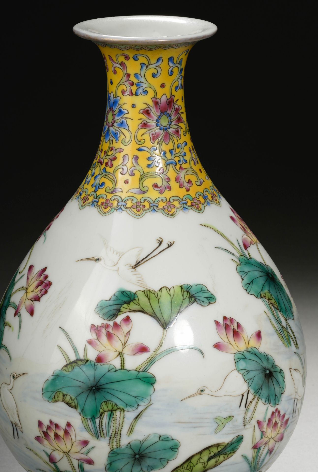 A Chinese Famille Rose and Gilt Vase Yuhuchunping - Bild 4 aus 11