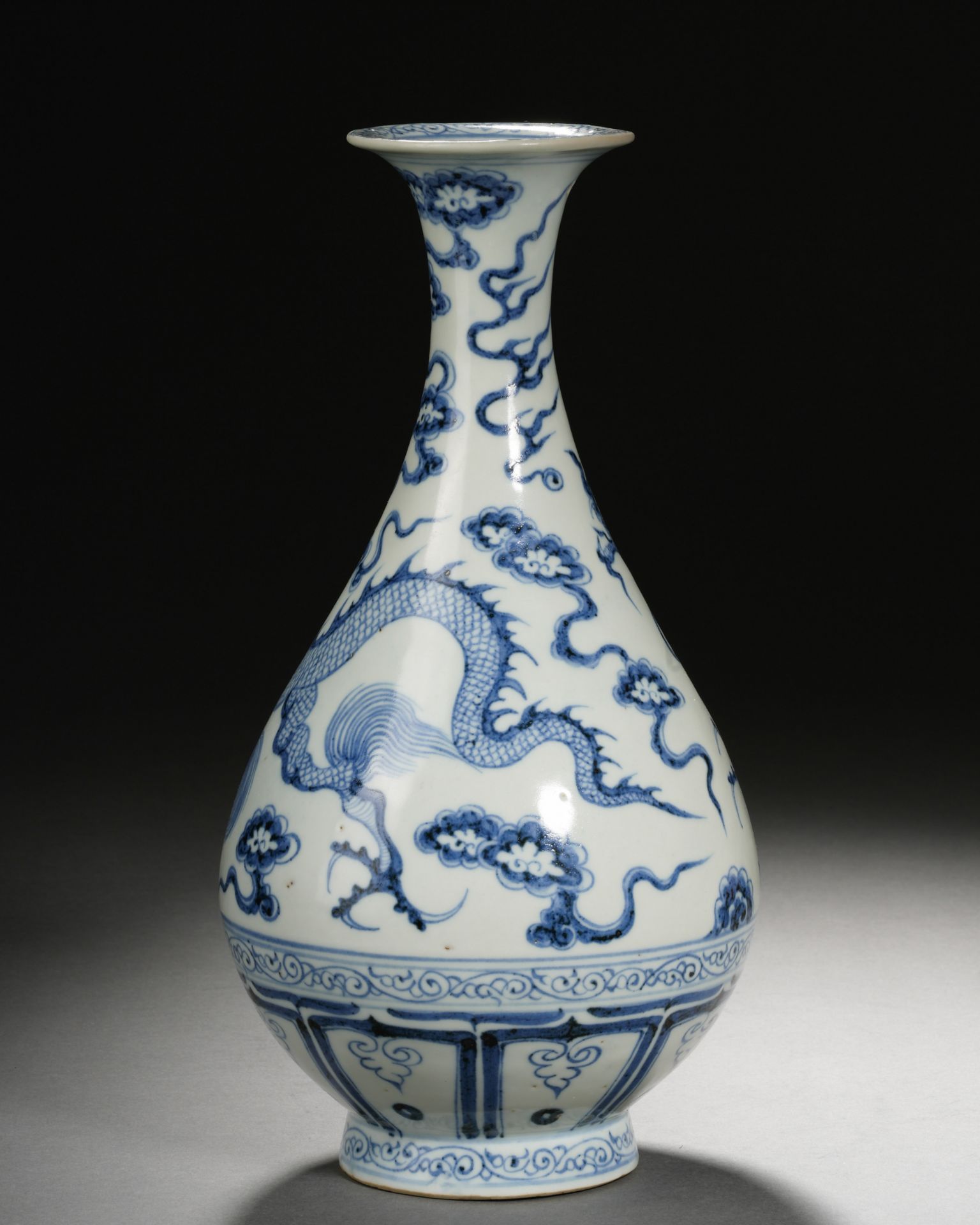 A Chinese Blue and White Dragon Vase Yuhuchunping - Image 9 of 11