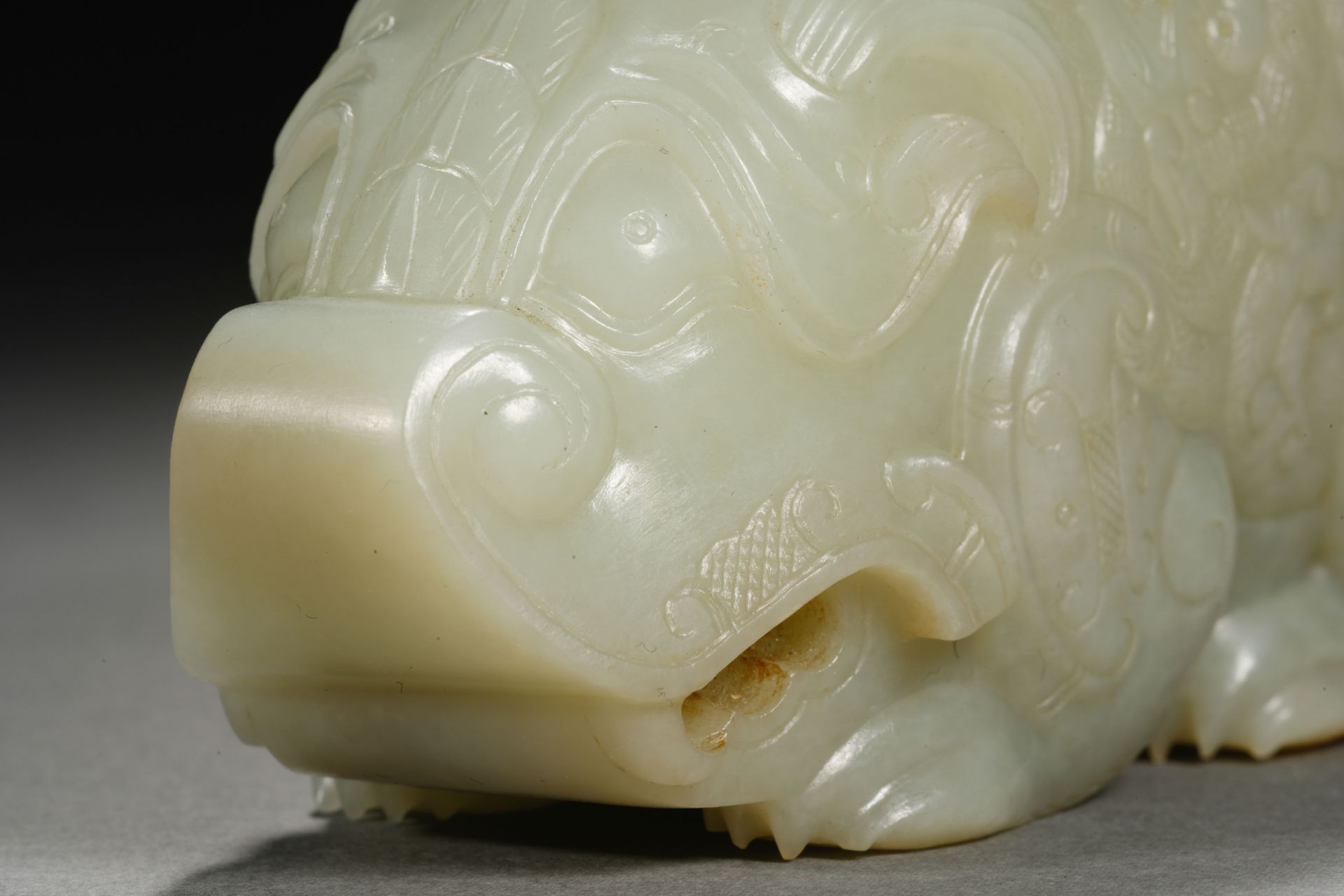 A Chinese Carved Jade Mythical Beast - Bild 6 aus 10