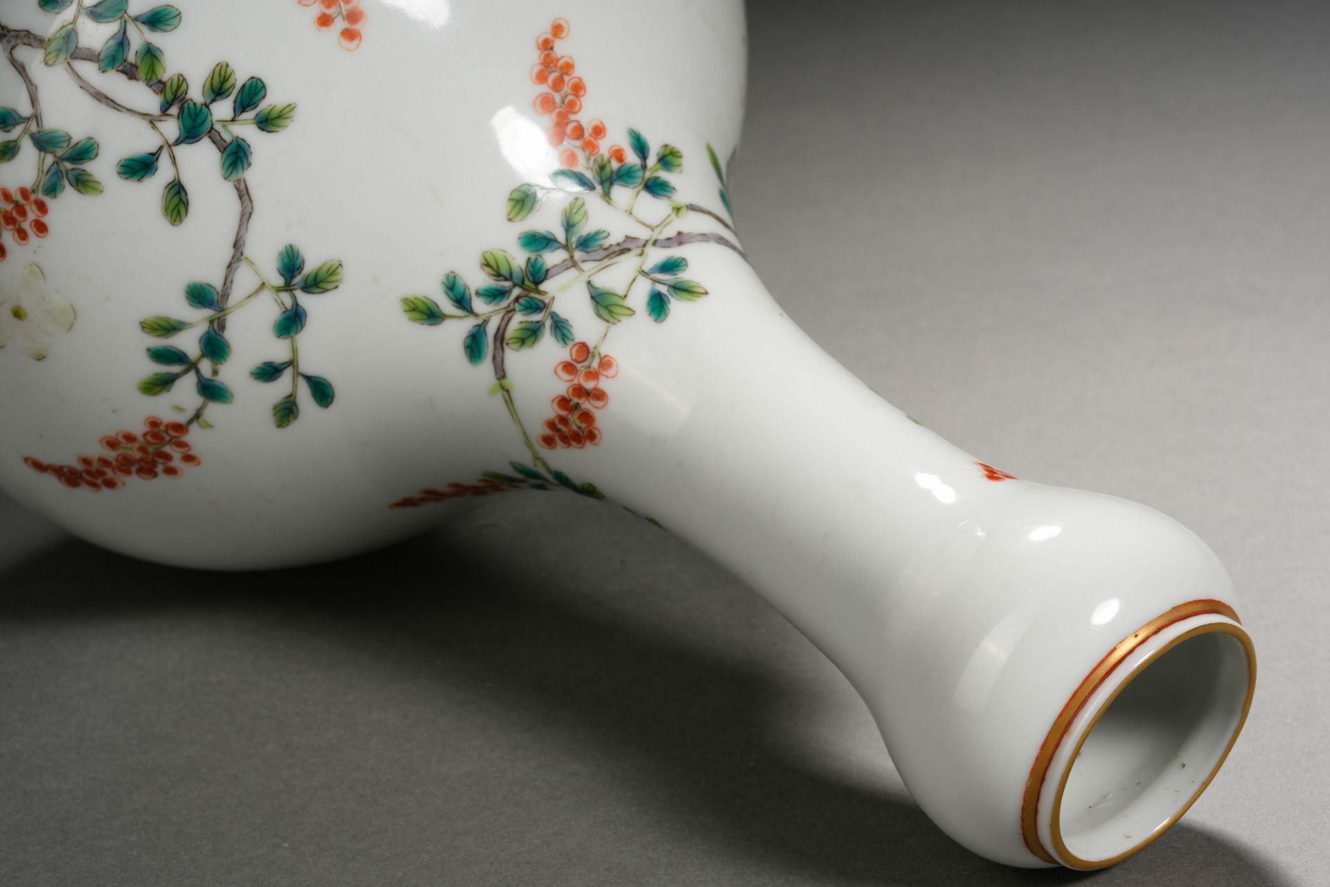 A Chinese Famille Rose Garlic Head Vase - Bild 9 aus 10