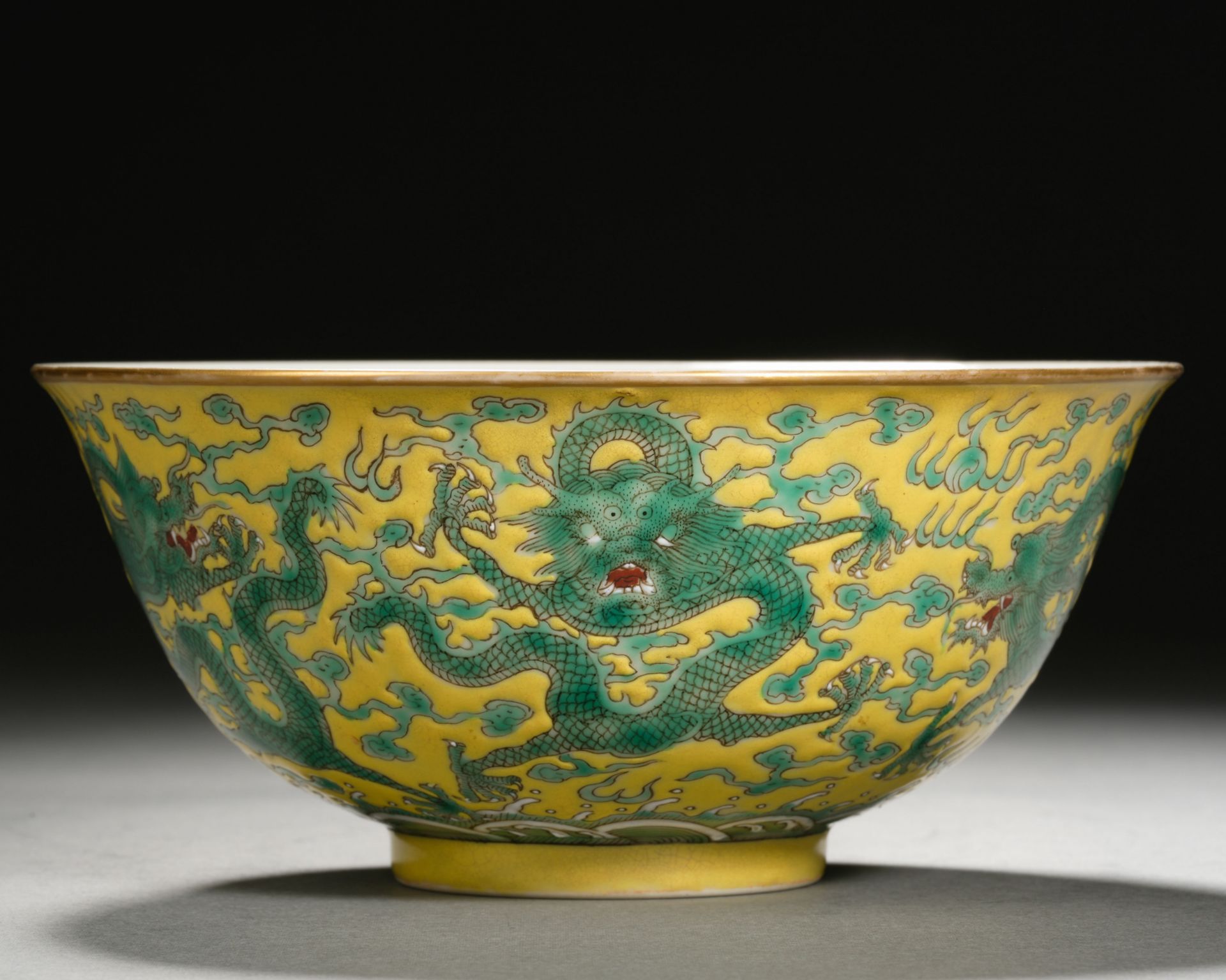 A Chinese Yellow Ground and Green Enamel Dragon Bowl - Bild 2 aus 11