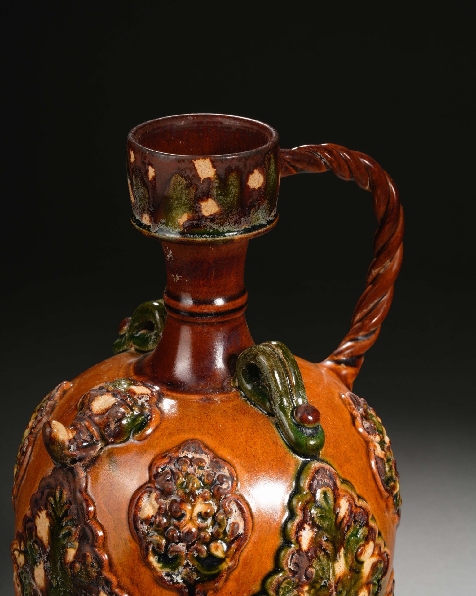 A Chinese Sancai Glaze Pottery Ewer - Image 7 of 13