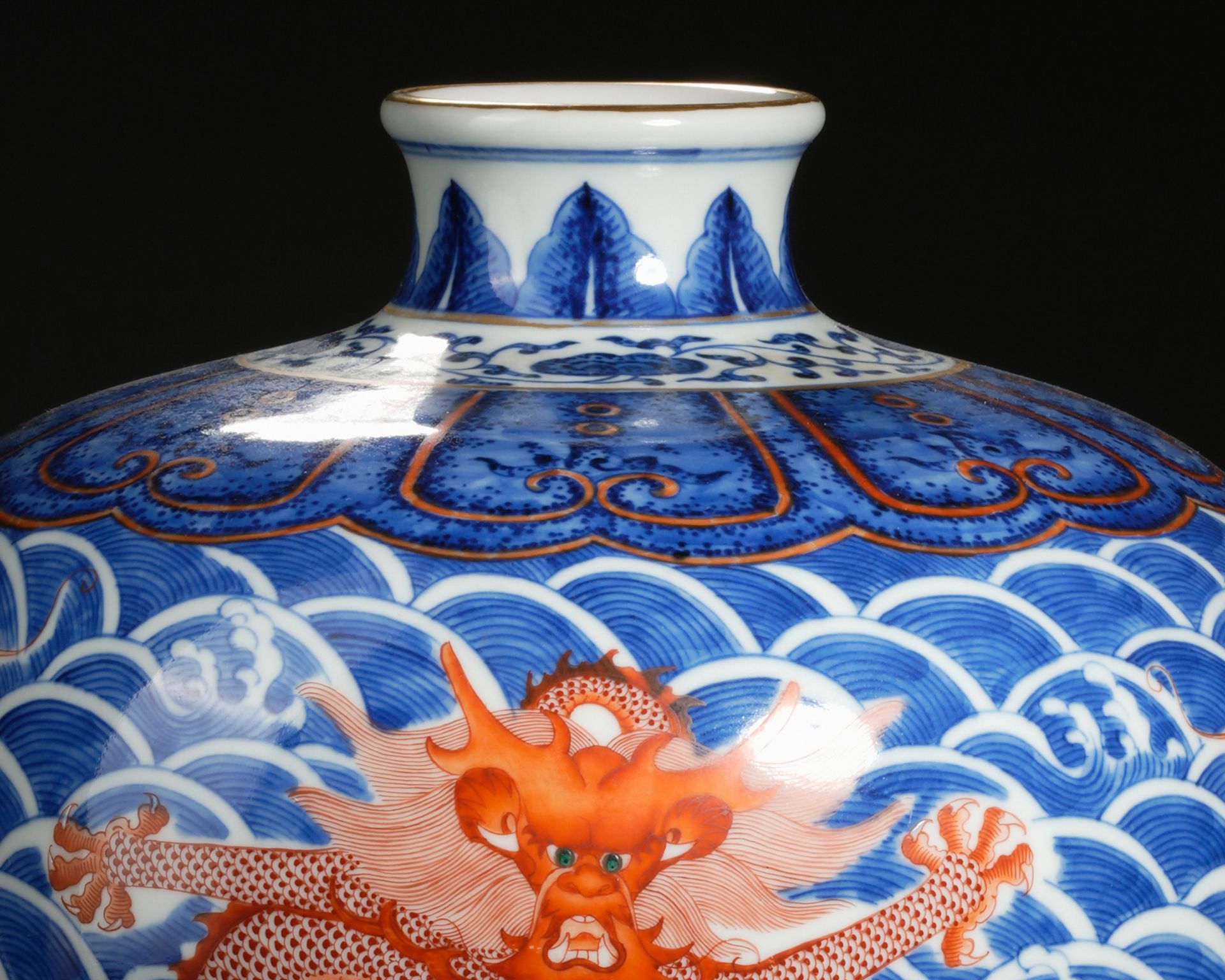 A Chinese Underglaze Blue and Iron Red Vase Meiping - Bild 3 aus 12