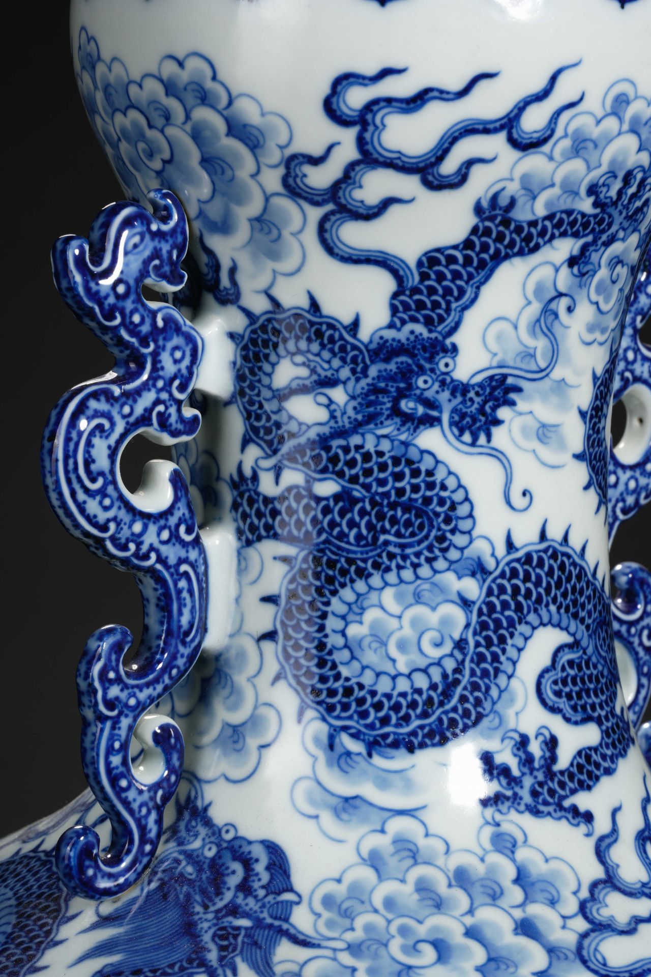 A Chinese Blue and White Dragons Vase - Bild 10 aus 19