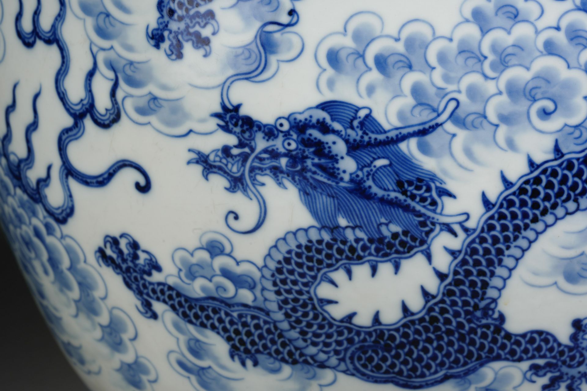 A Chinese Blue and White Dragons Vase - Bild 6 aus 19