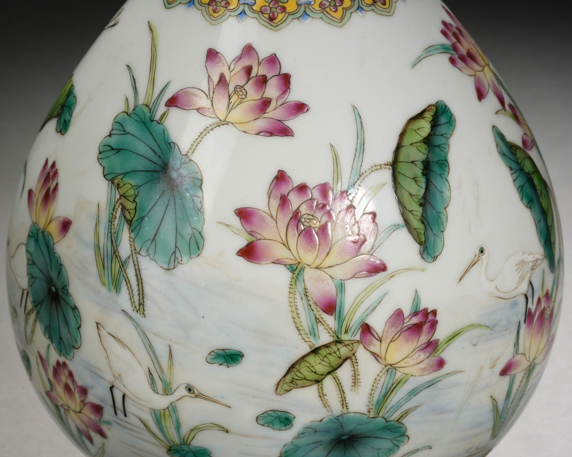 A Chinese Famille Rose and Gilt Vase Yuhuchunping - Bild 6 aus 11