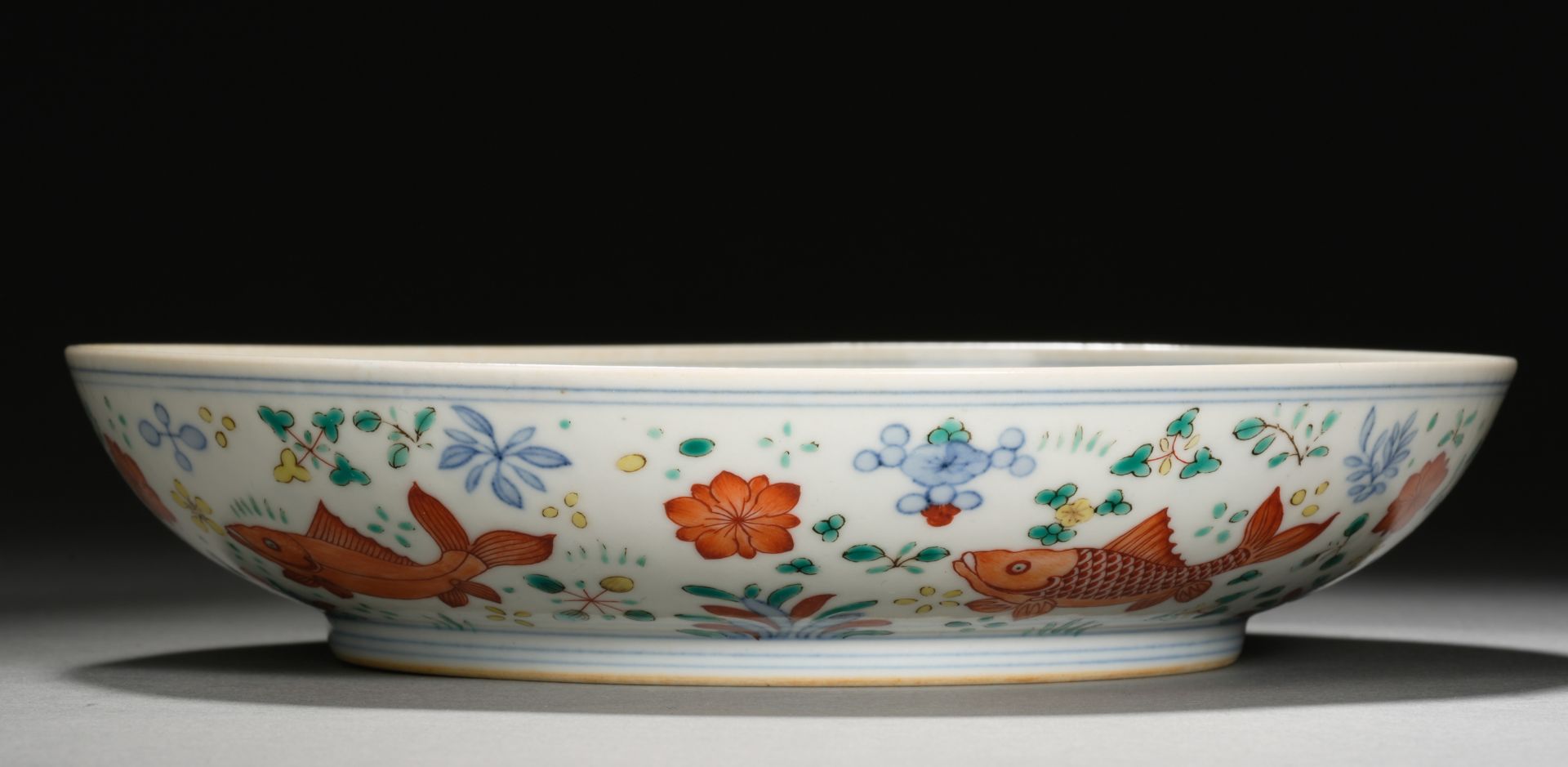 A Chinese Famille Verte Lotus Pond Plate - Bild 5 aus 12