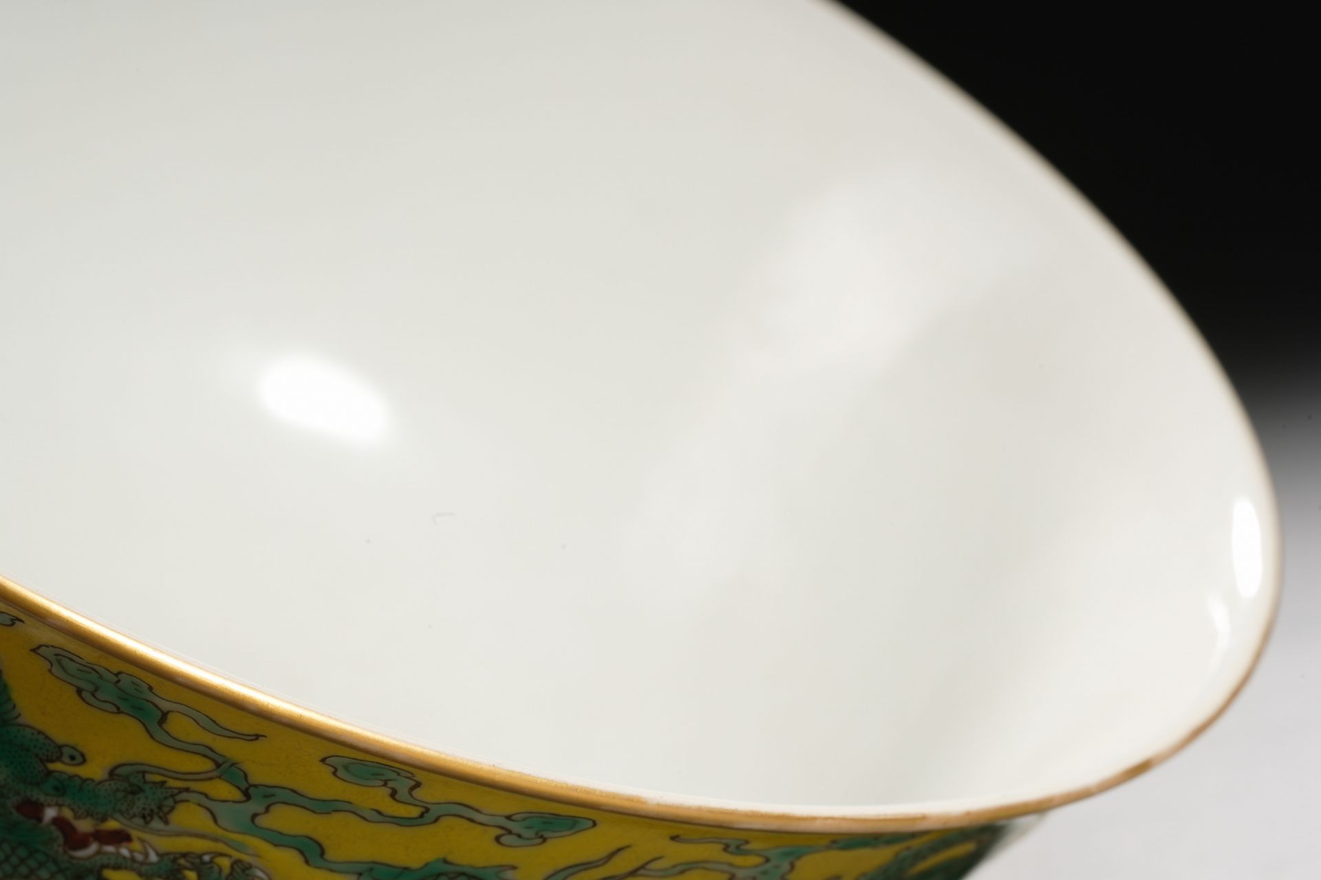 A Chinese Yellow Ground and Green Enamel Dragon Bowl - Bild 9 aus 11