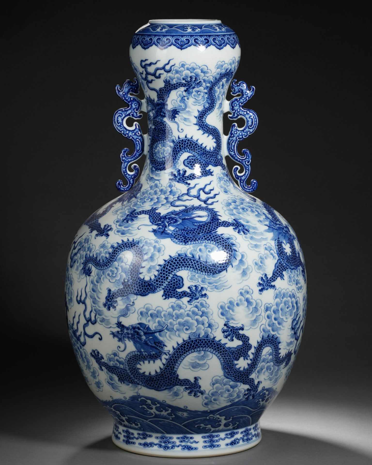 A Chinese Blue and White Dragons Vase - Bild 2 aus 19