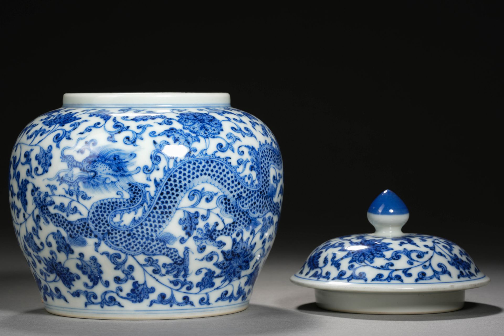 A Chinese Blue and White Dragon Jar with Cover - Bild 6 aus 9