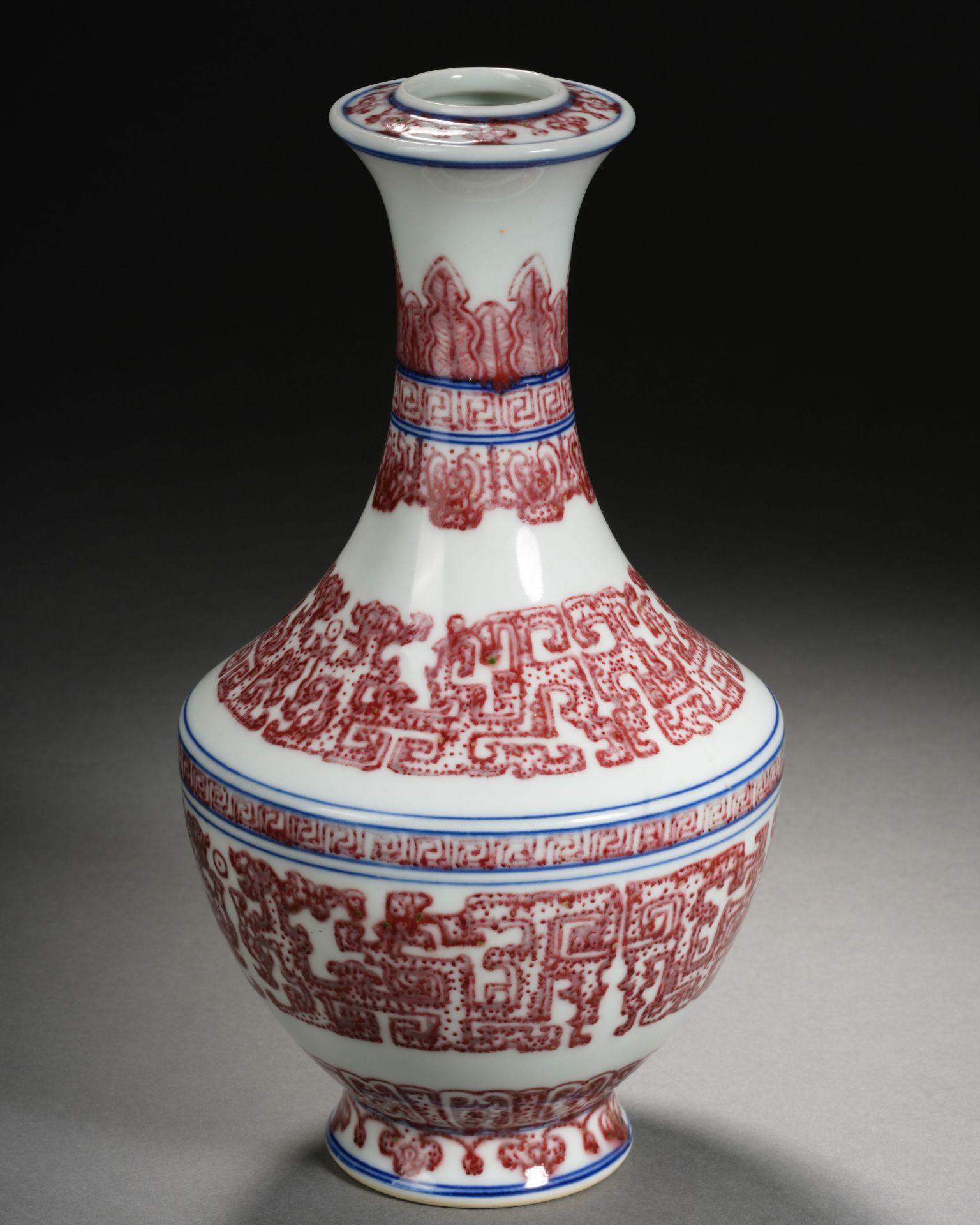 A Chinese Underglaze Blue and Copper Red Vase - Bild 7 aus 9