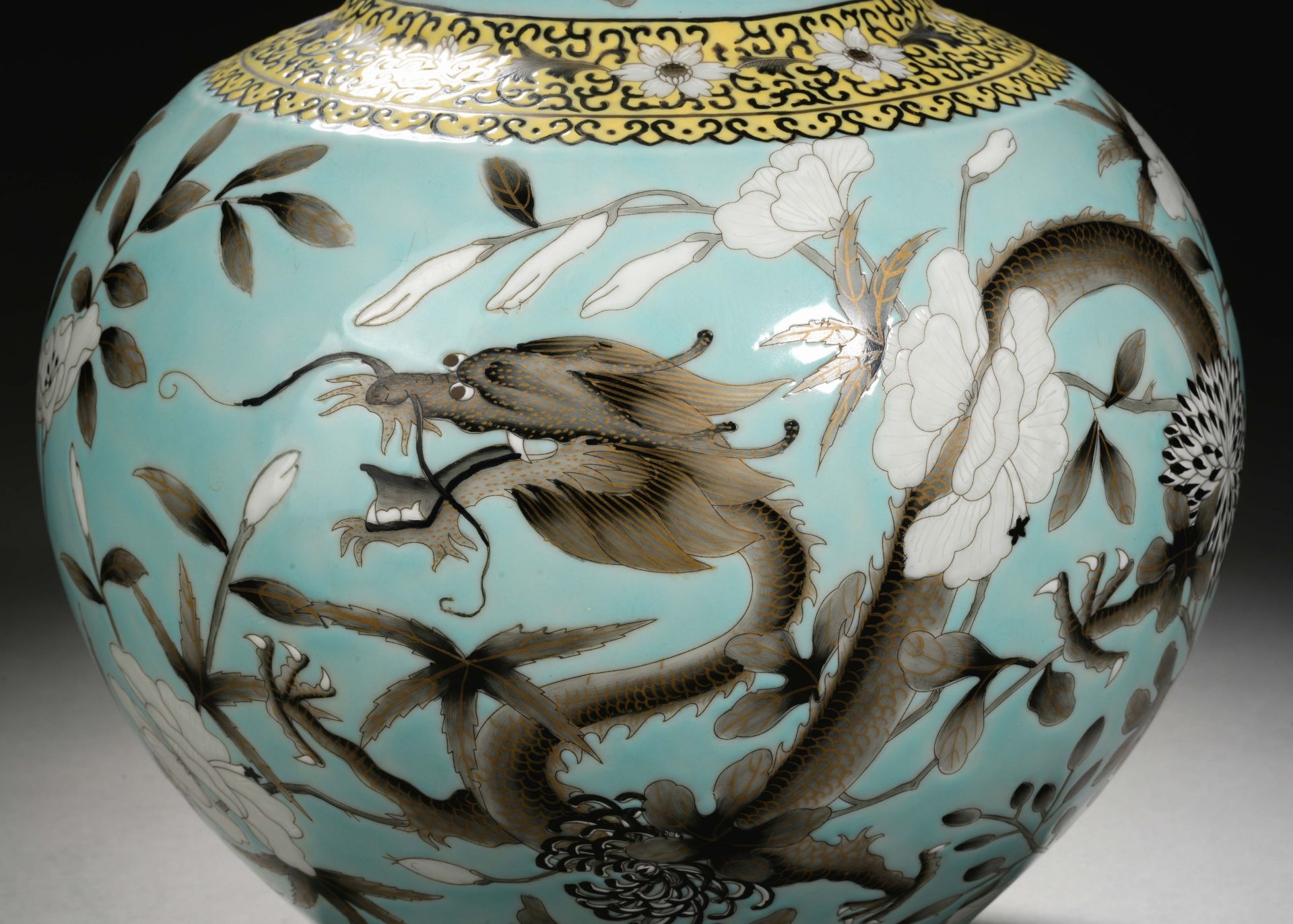 A Chinese Turquoise Ground and Grisaille Glaze Decorative Vase - Image 5 of 12