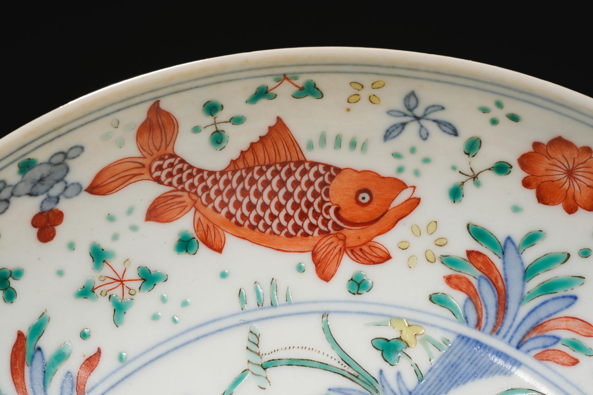 A Chinese Famille Verte Lotus Pond Plate - Bild 6 aus 12