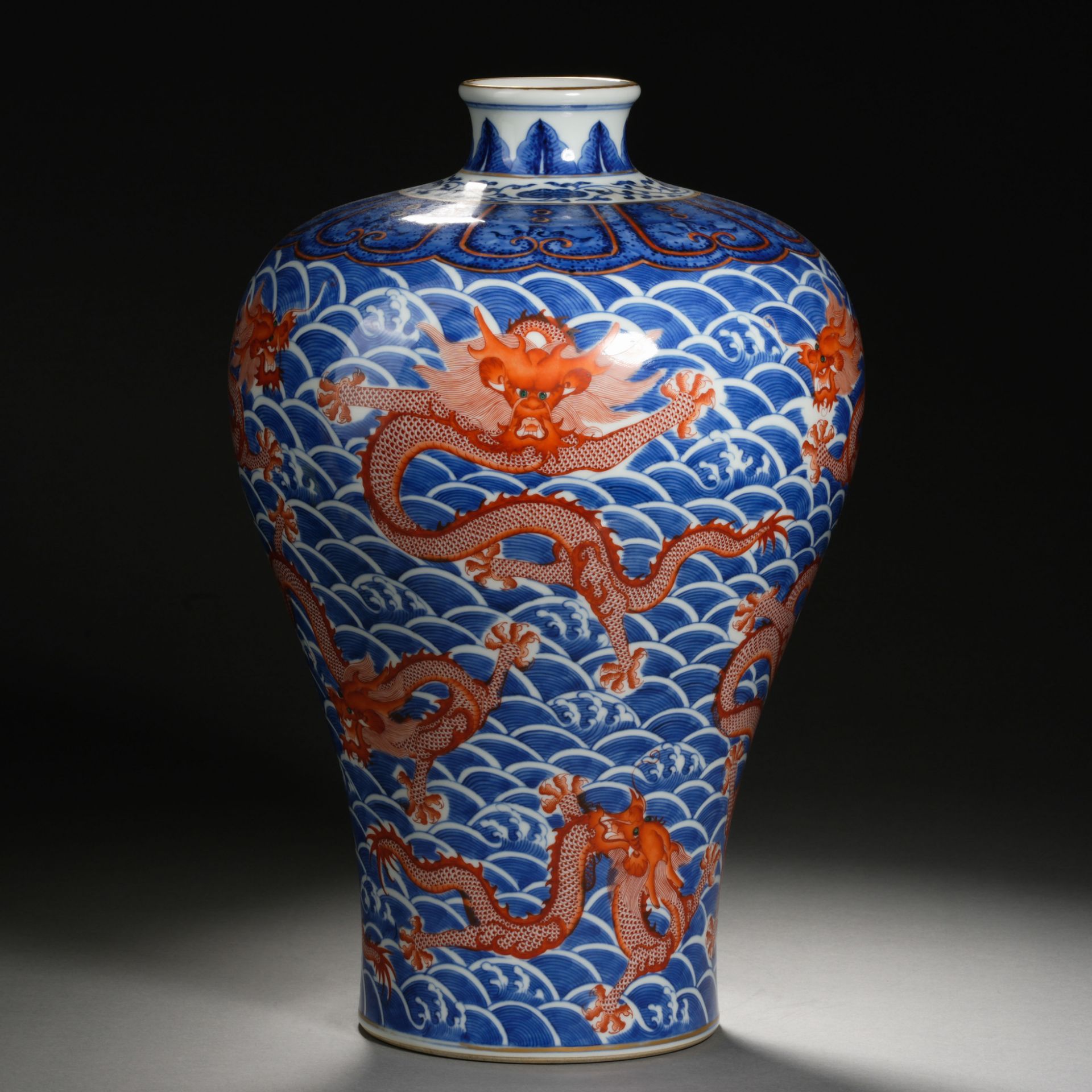 A Chinese Underglaze Blue and Iron Red Vase Meiping - Bild 2 aus 12