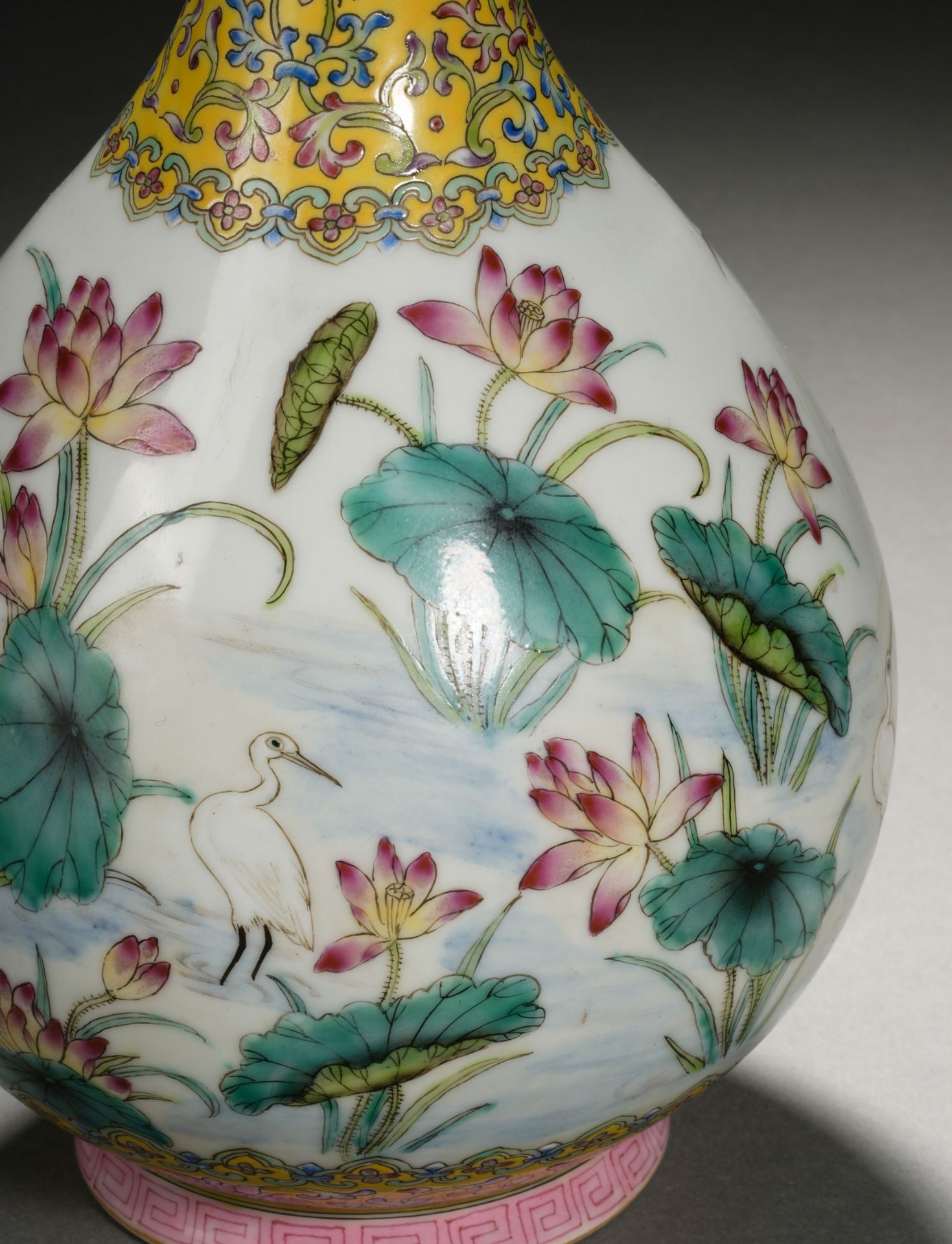 A Chinese Famille Rose and Gilt Vase Yuhuchunping - Bild 7 aus 11