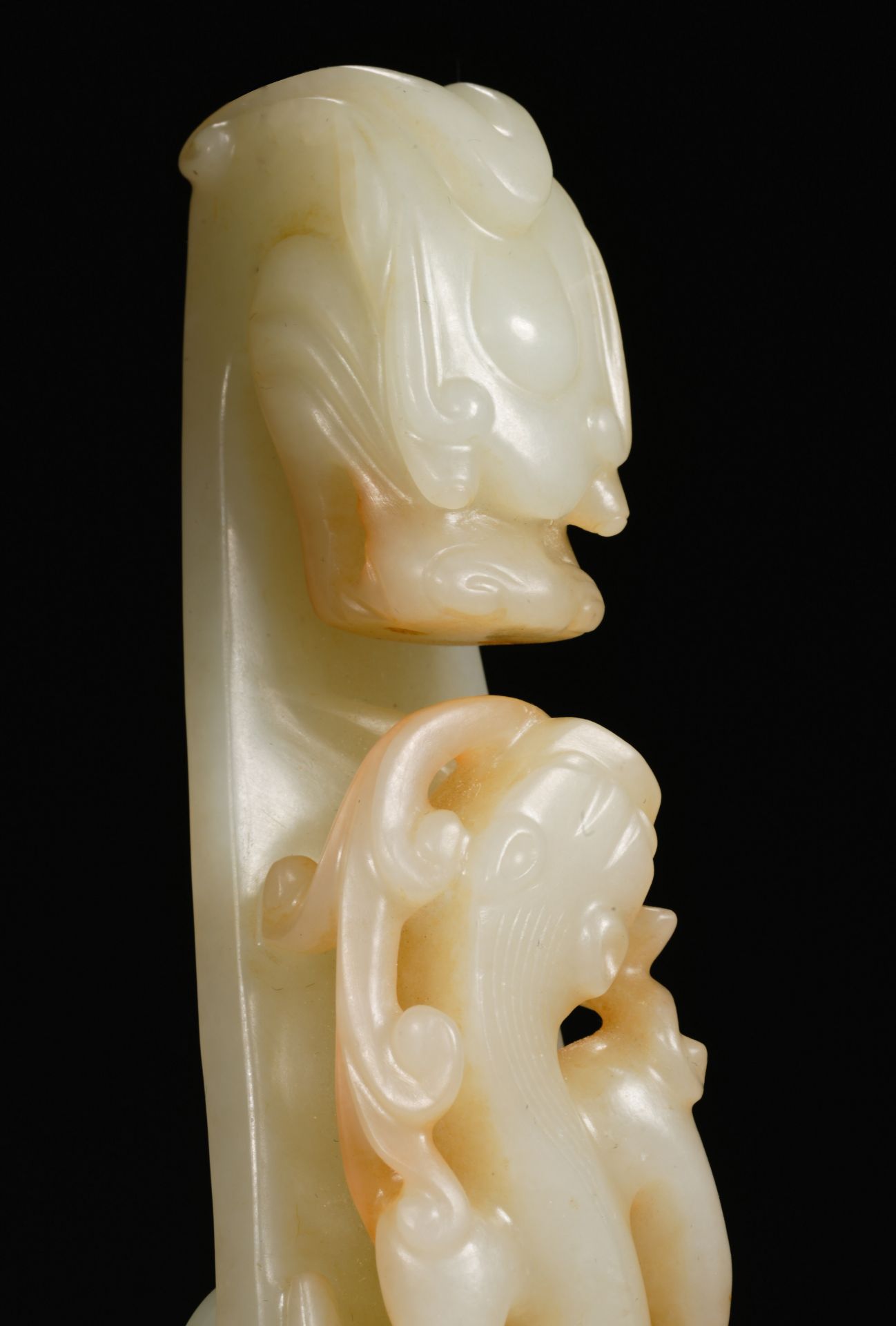 A Chinese Carved White Jade Dragon Belthook - Bild 5 aus 10