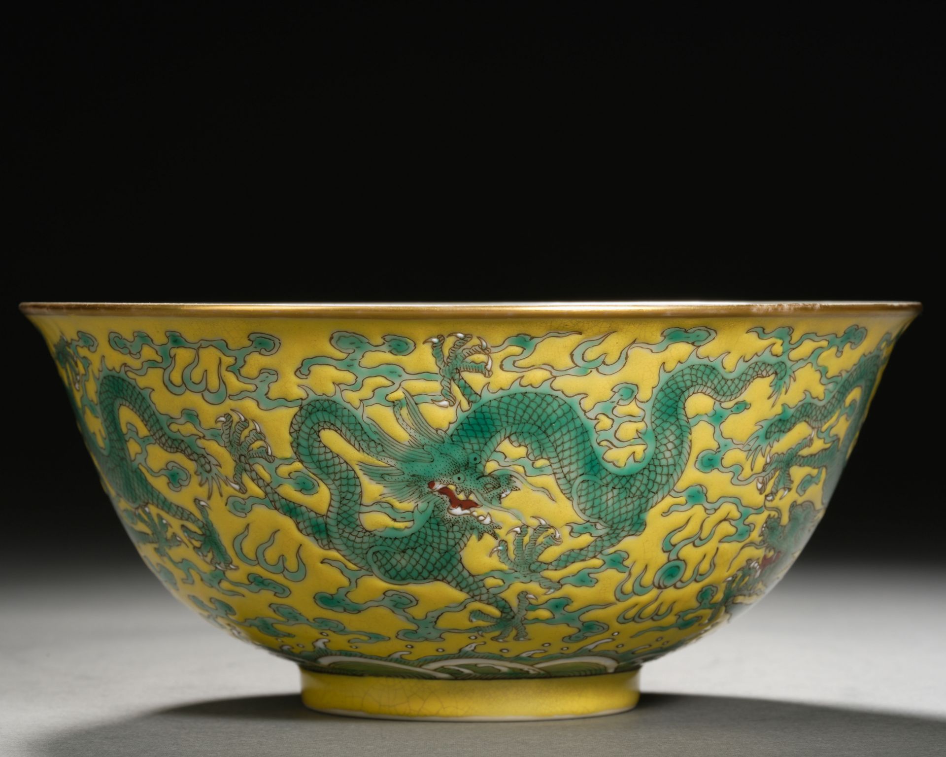 A Chinese Yellow Ground and Green Enamel Dragon Bowl - Bild 5 aus 11