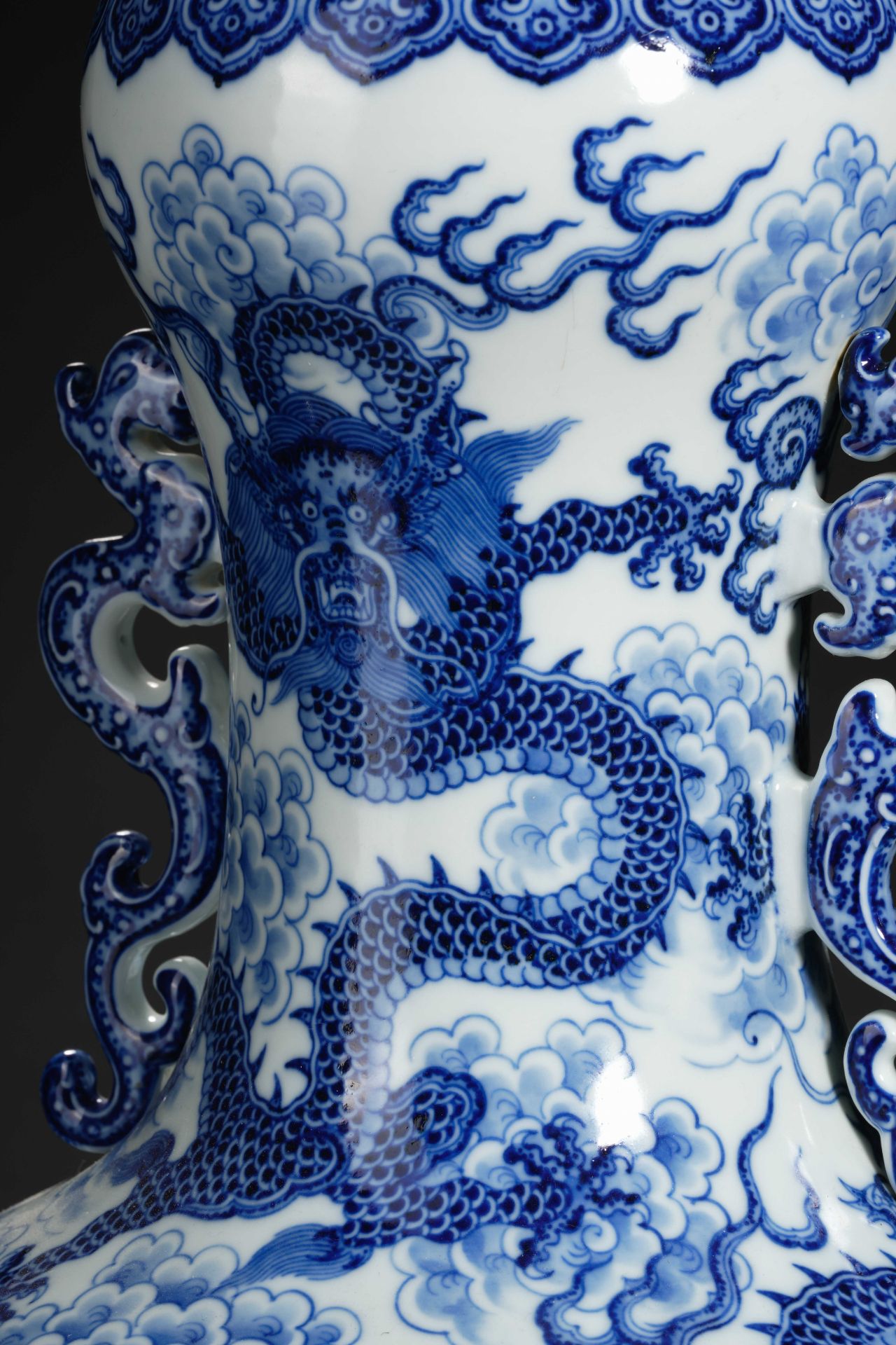 A Chinese Blue and White Dragons Vase - Bild 13 aus 19