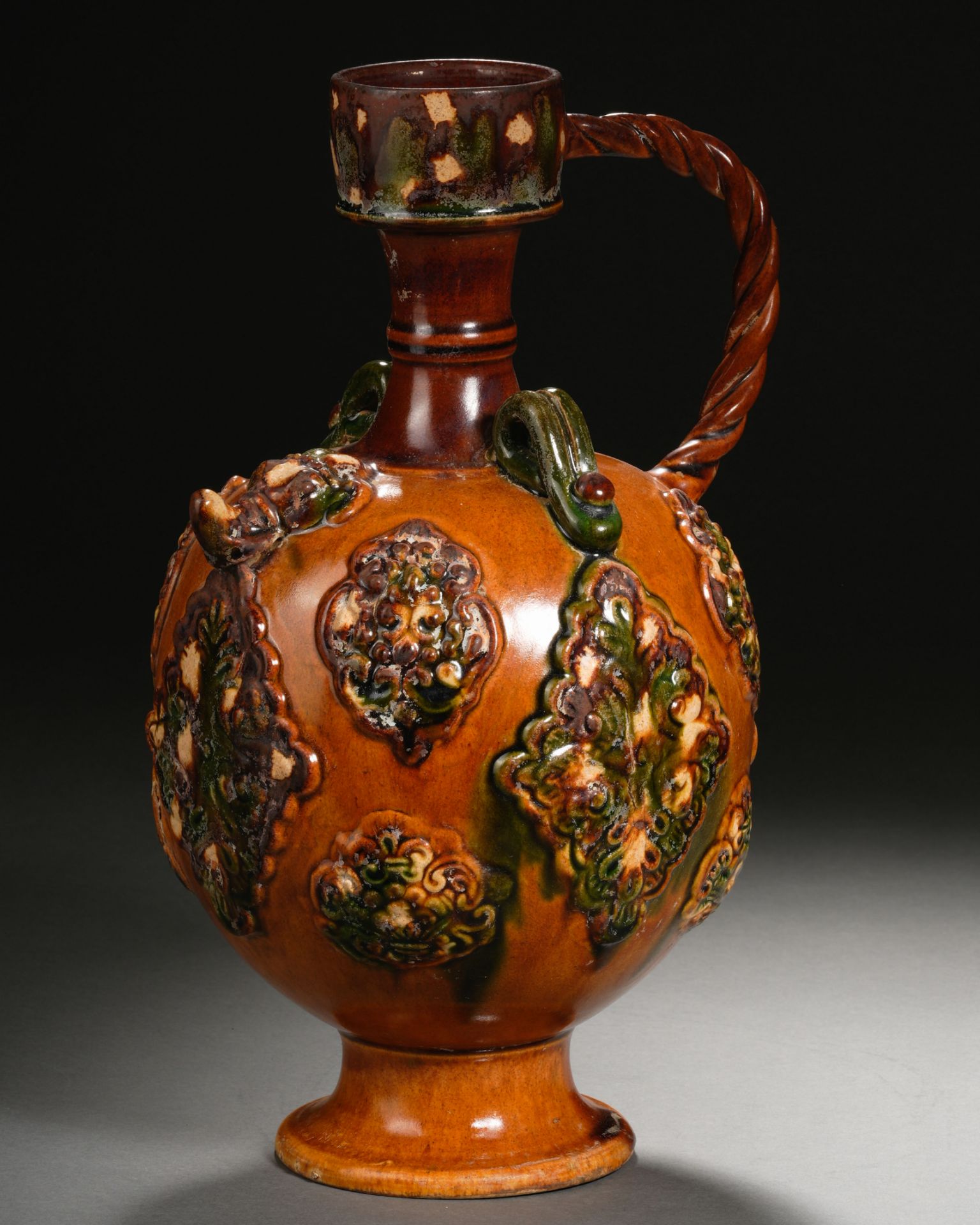 A Chinese Sancai Glaze Pottery Ewer - Image 6 of 13