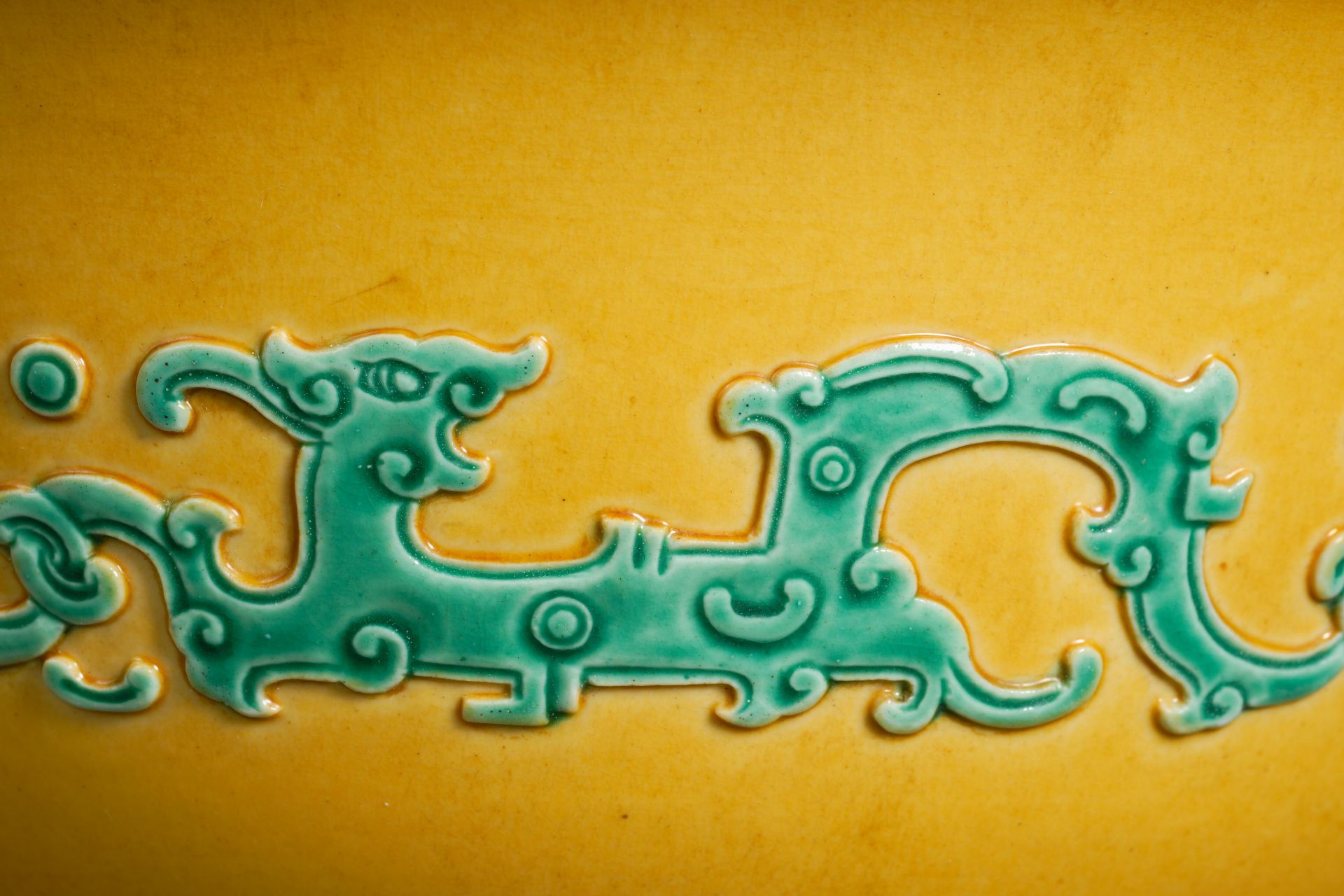 A Chinese Yellow Ground and Green Enamel Dragon Bowl - Bild 7 aus 8