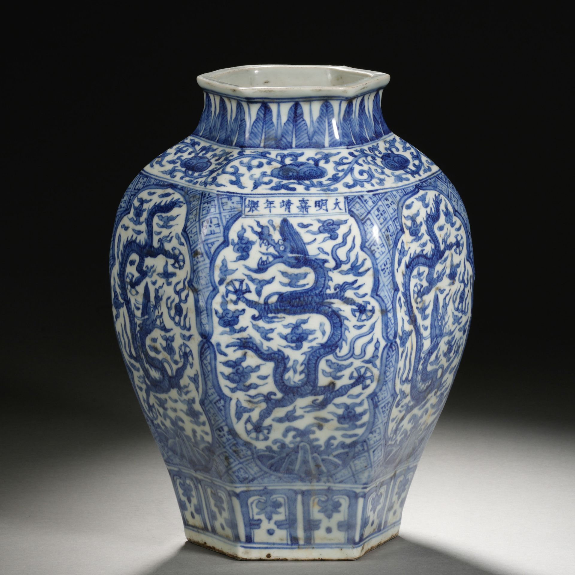A Chinese Blue and White Dragon Vase - Bild 2 aus 11